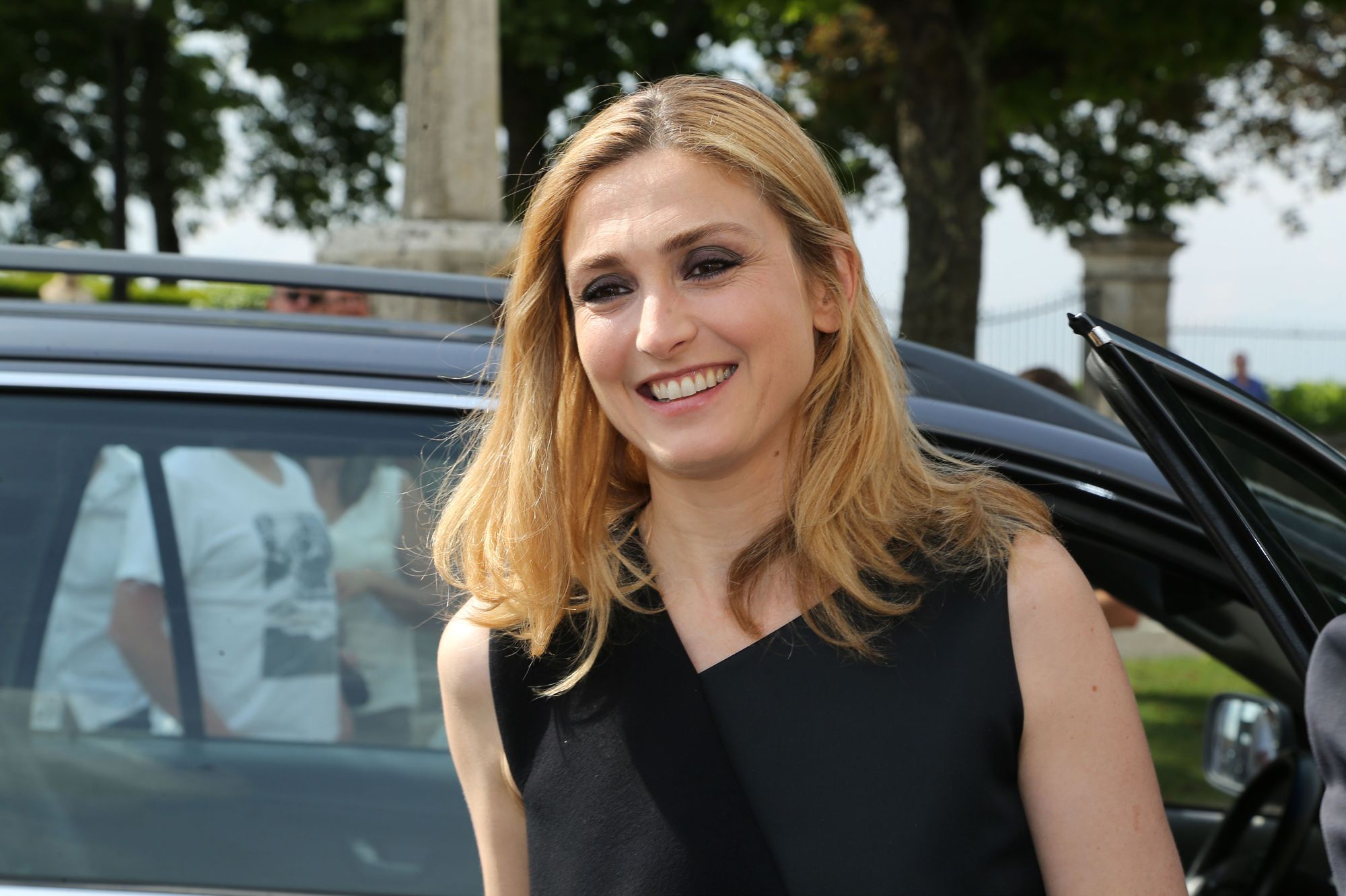 Julie Gayet entre dans la confrérie de la Jurade - A Saint-Emilion
