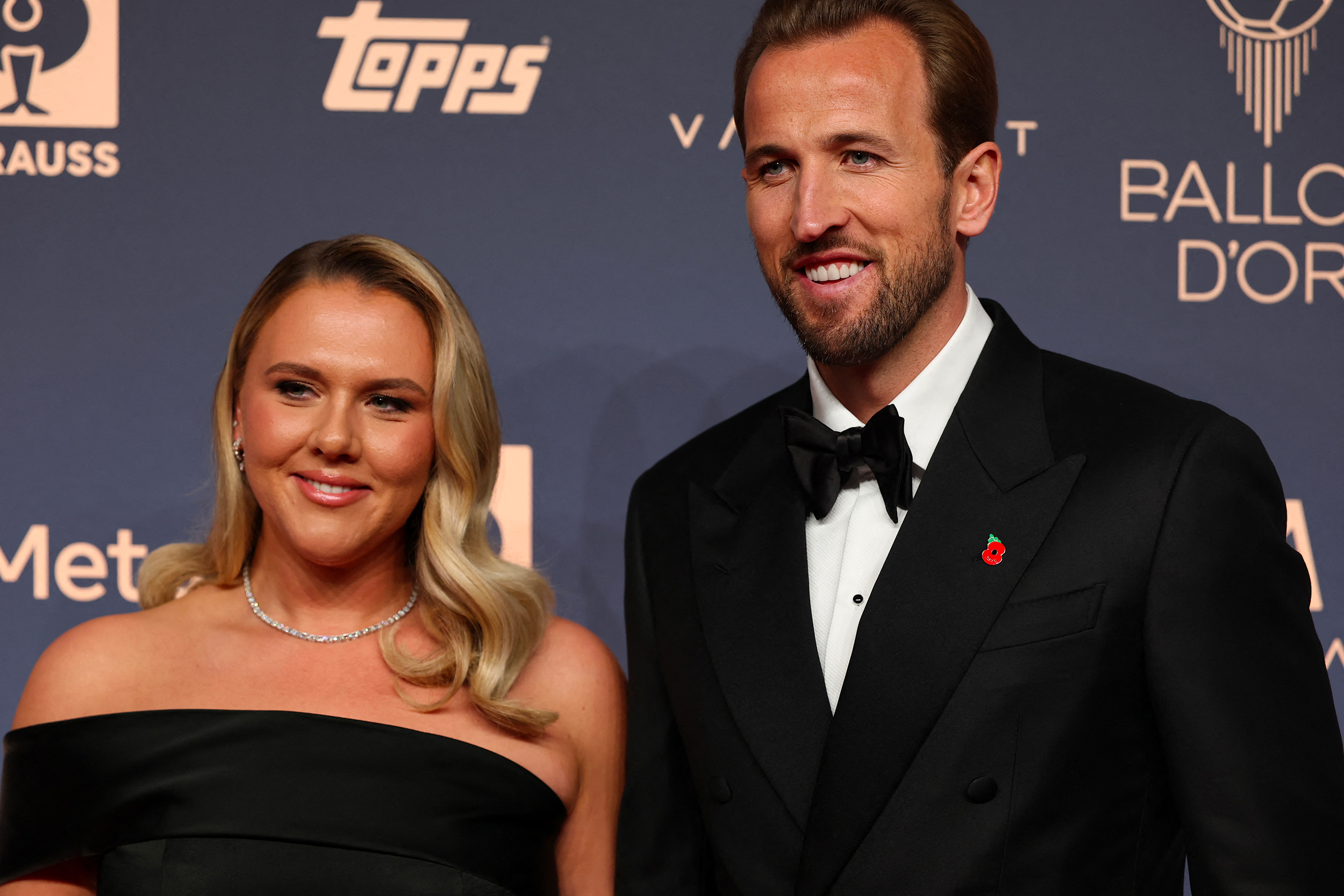 L’attaquant anglais du Bayern Munich Harry Kane et son épouse Katie Goodland posent à leur arrivée pour assister à la cérémonie de remise du Ballon d’or France Football 2026 au Palladium Theatre à Londres, le 26 octobre 2026.