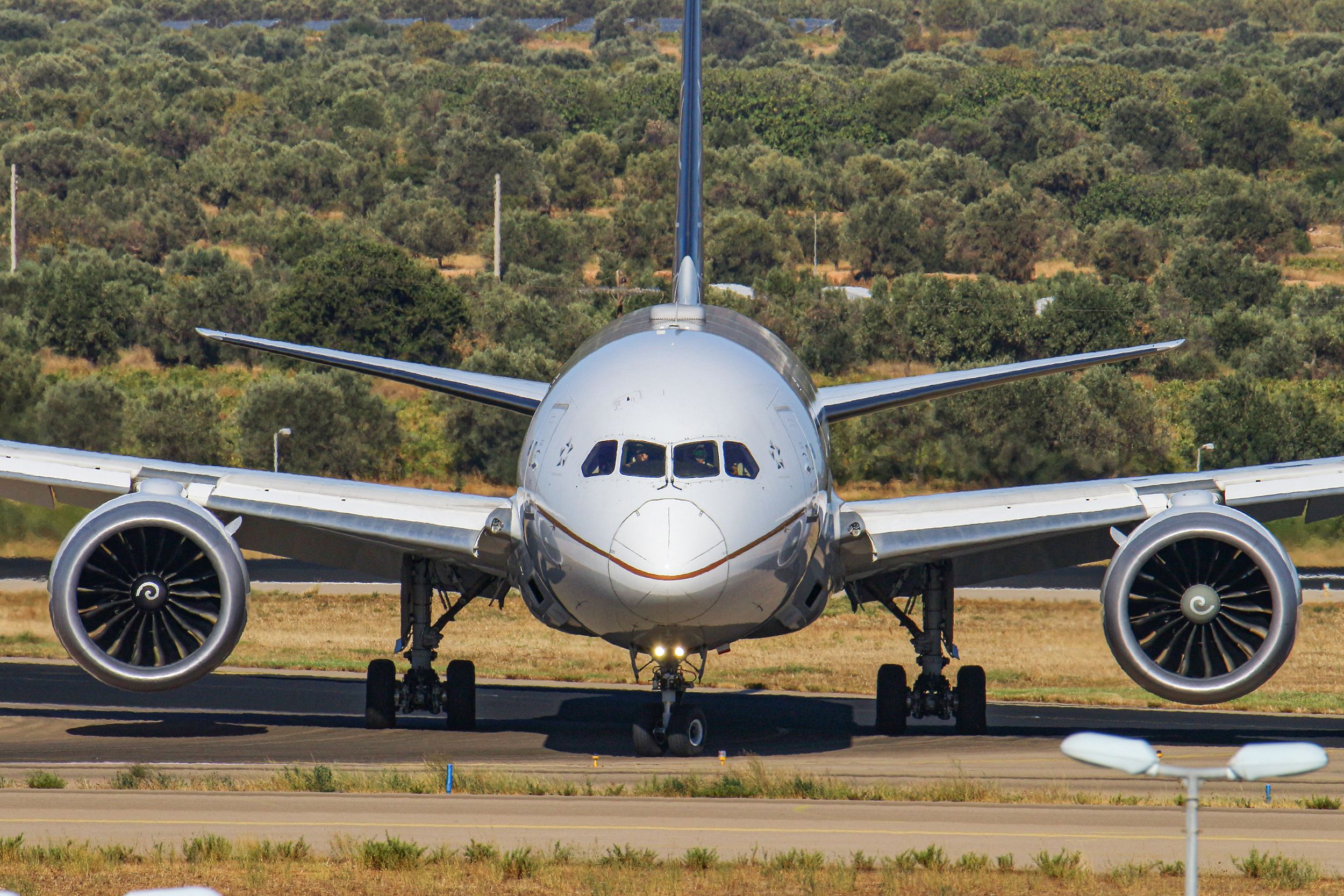 Il se dispute avec sa petite amie et tente de s’enfuir de l’avion en ...