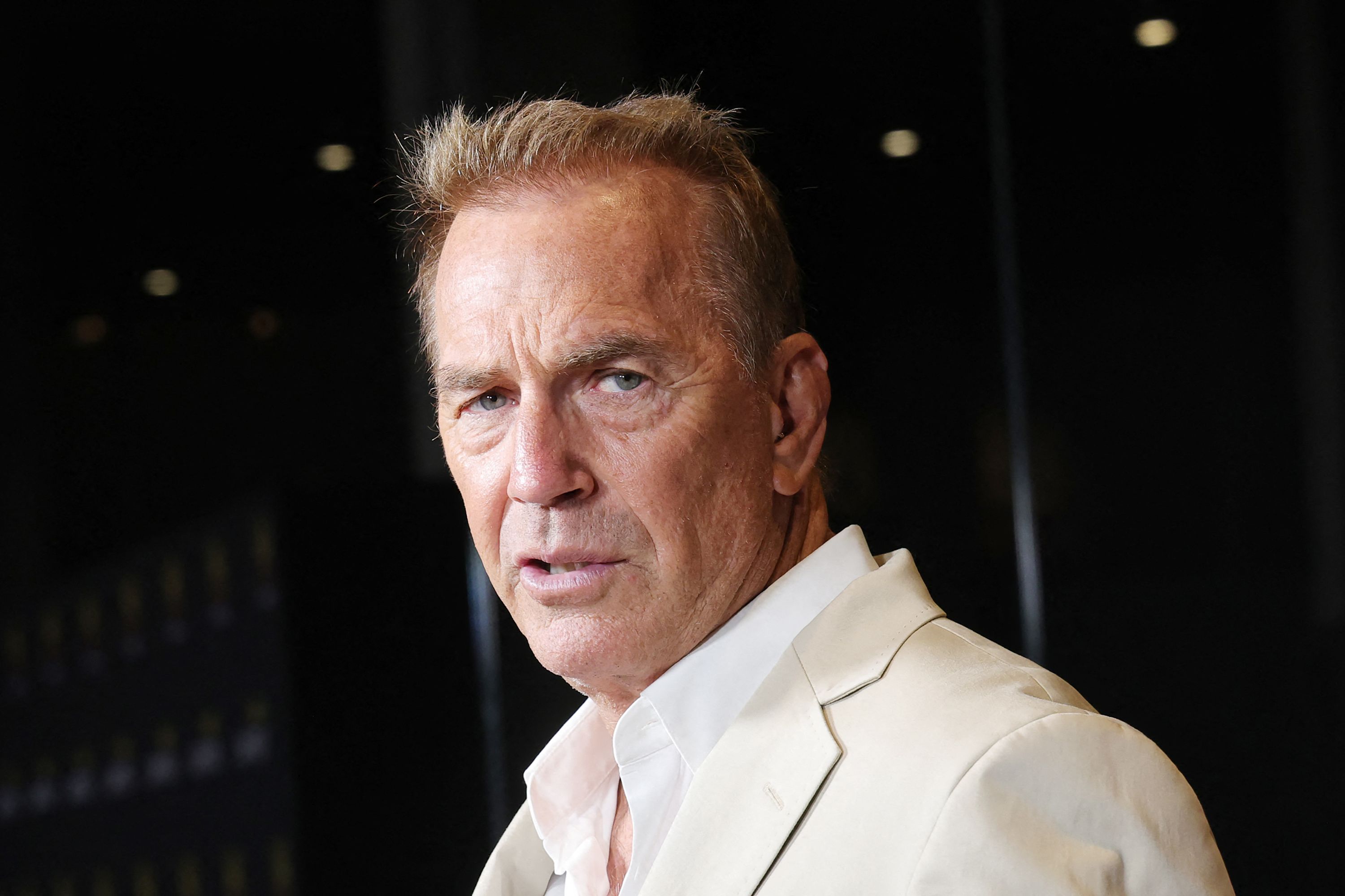 Kevin Costner visé par une plainte : une cascadeuse dénonce une scène ...