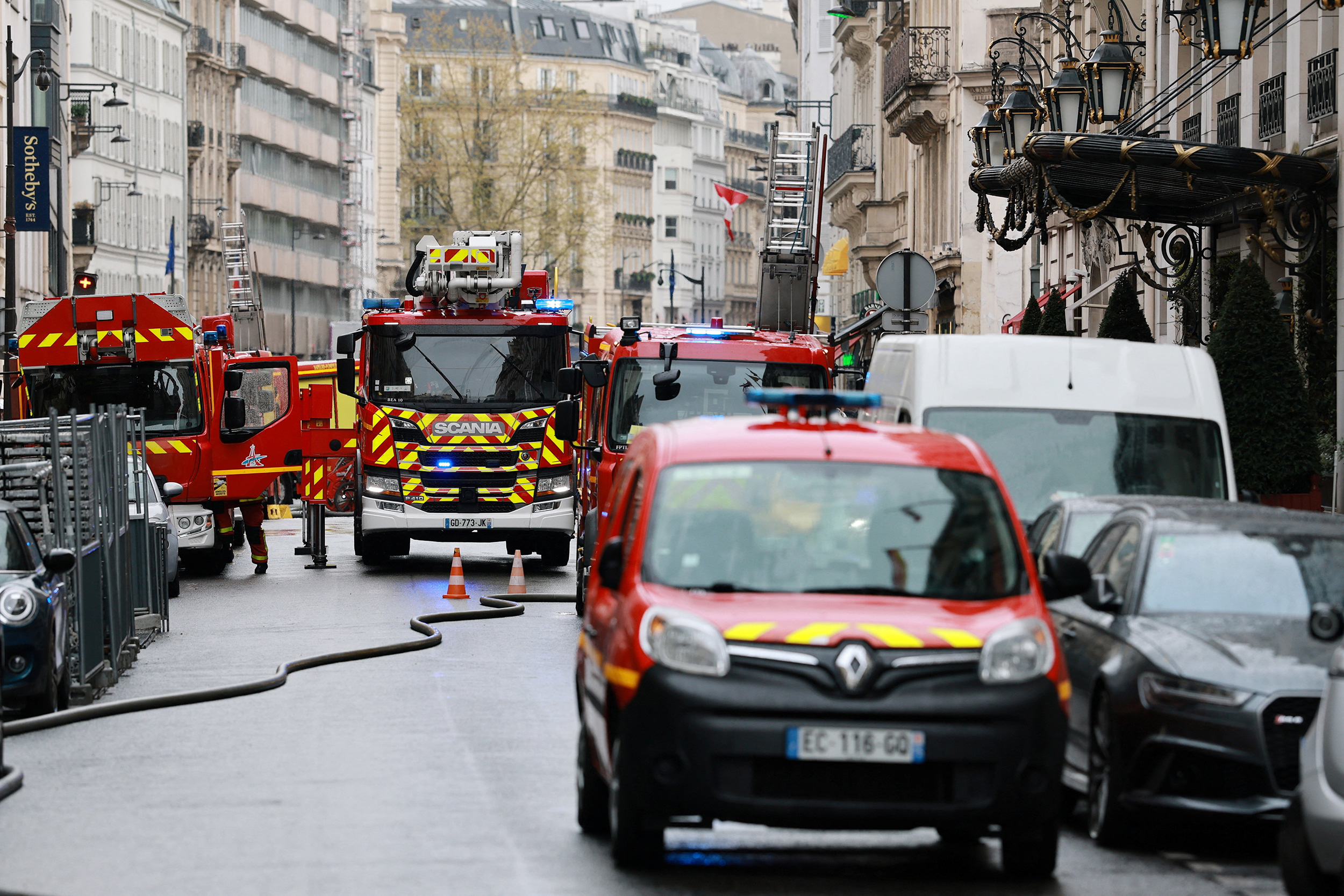 Paris : incendie en cours au Bristol, un palace du 8e arrondissement ...