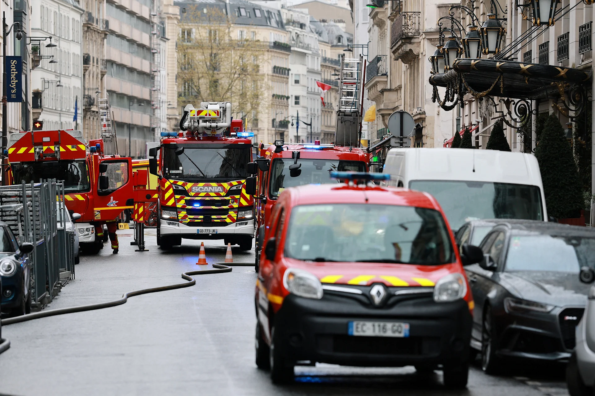 Martin Mars Firefighting Paris : incendie en cours au Bristol, un palace du 8e arrondissement ...