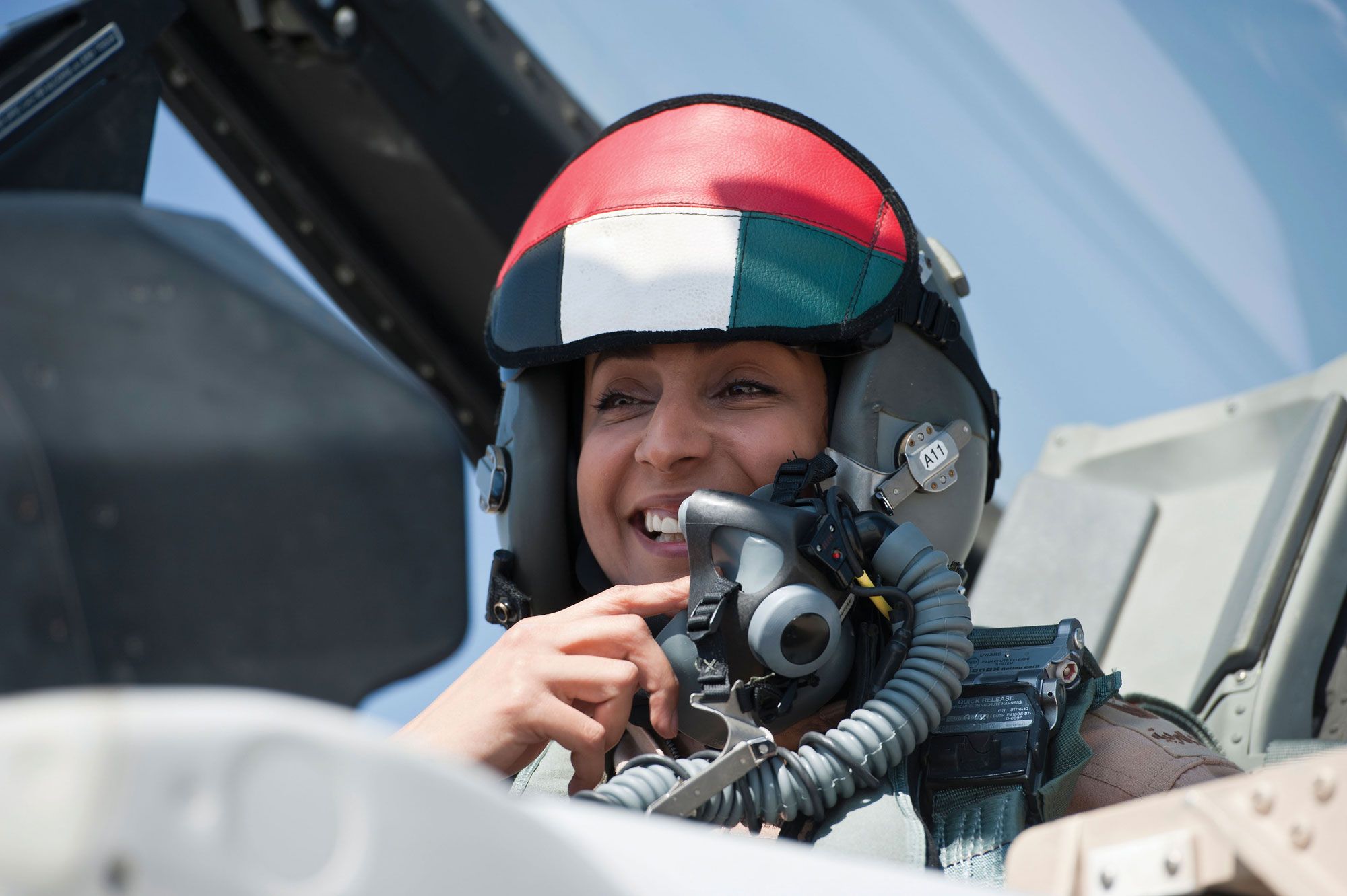 L’Etat islamique bombardé par… une femme - Mariam al-Mansouri, icône ...