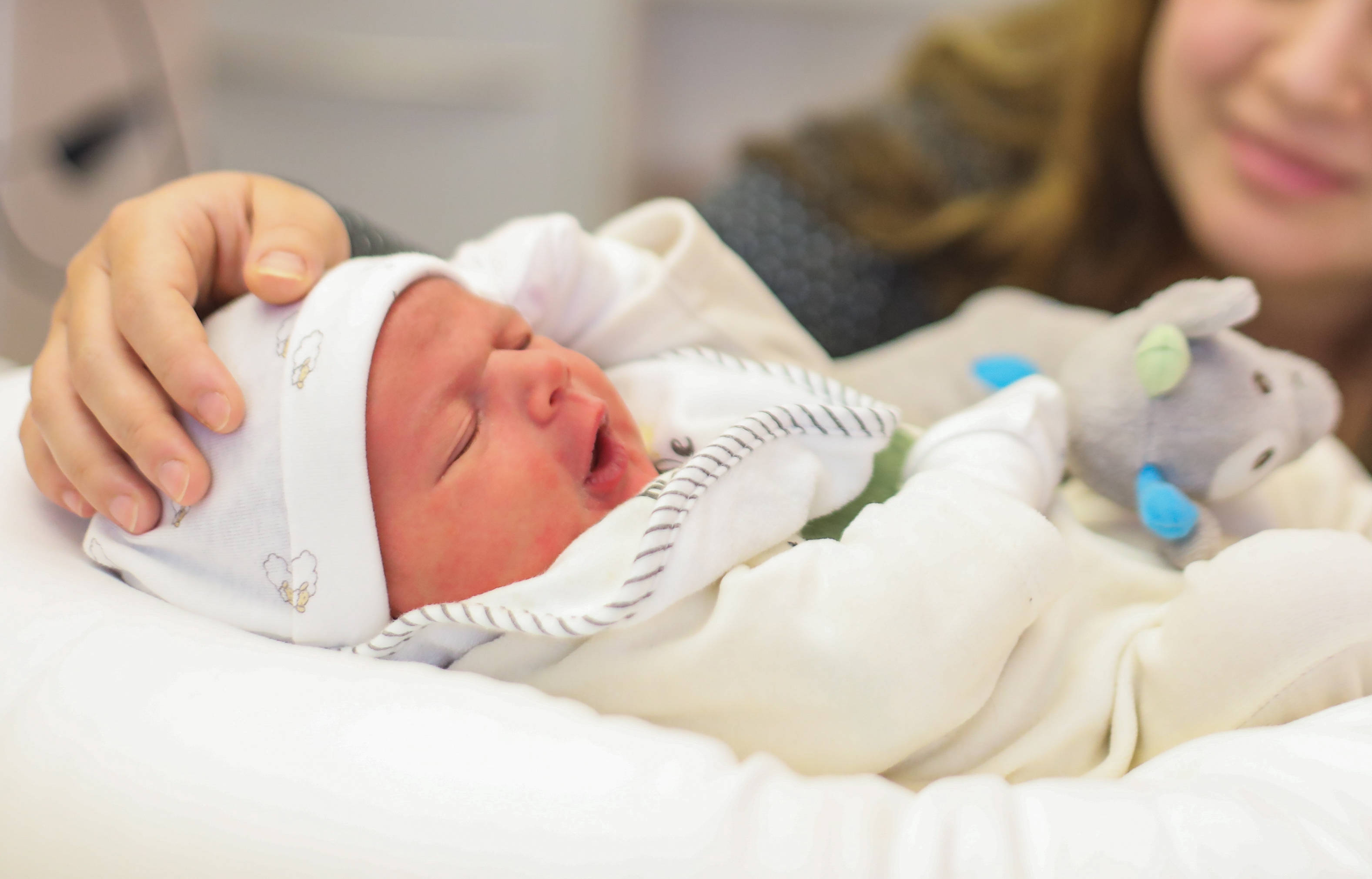 « Une course contre la montre » : à 54 ans, elle donne naissance à un ...