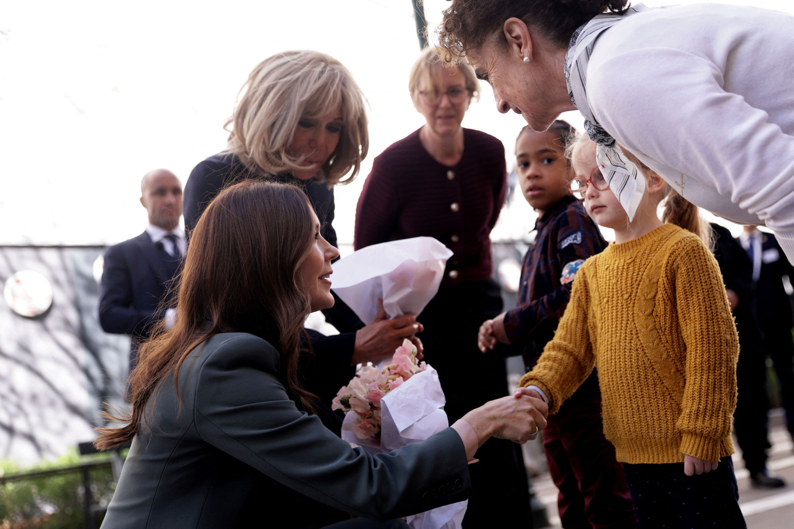Distribution de nounours pour la reine Mary et Brigitte Macron, de ...
