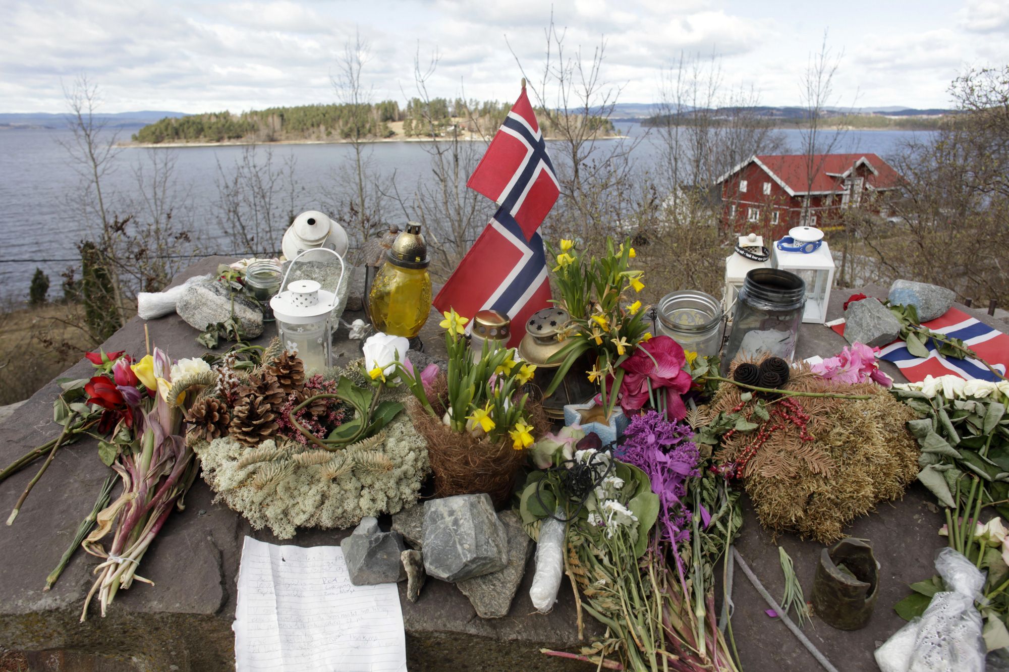 Dix ans après la tuerie d'Utøya, la Norvège va interdire les armes semi ...