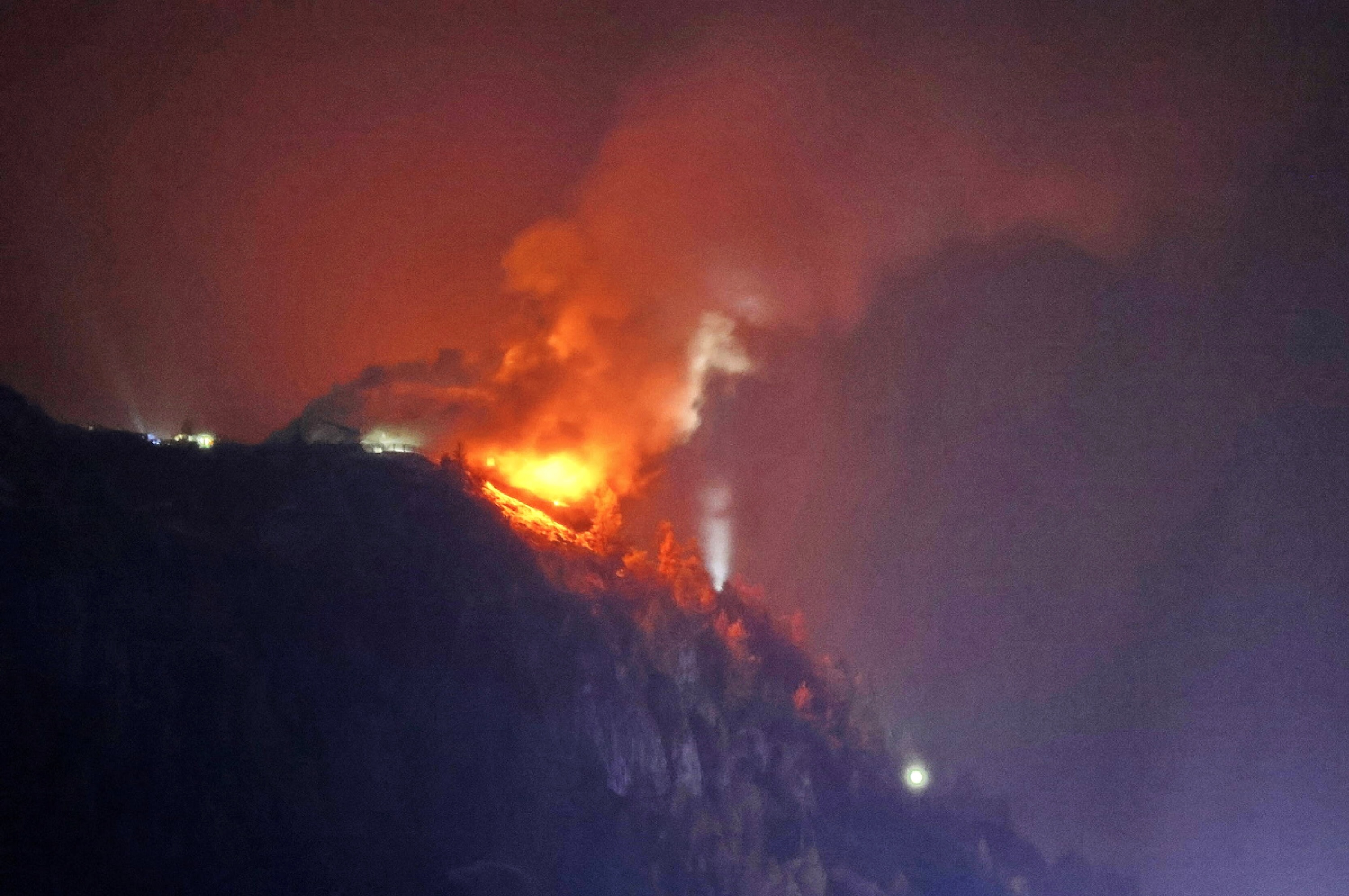 « Le bâtiment entièrement en feu » : L'incendie du Nid d'Aigle, le ...