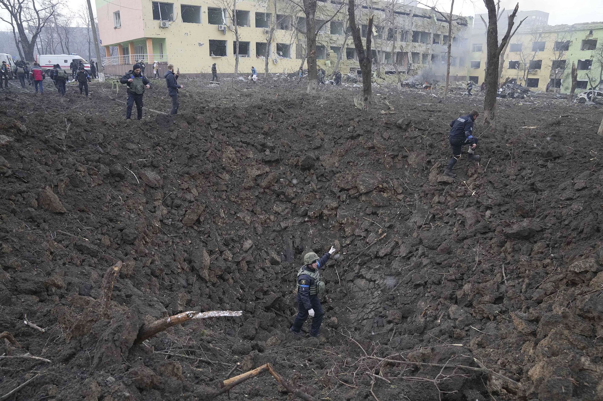 En images : un hôpital pédiatrique bombardé à Marioupol, des femmes ...
