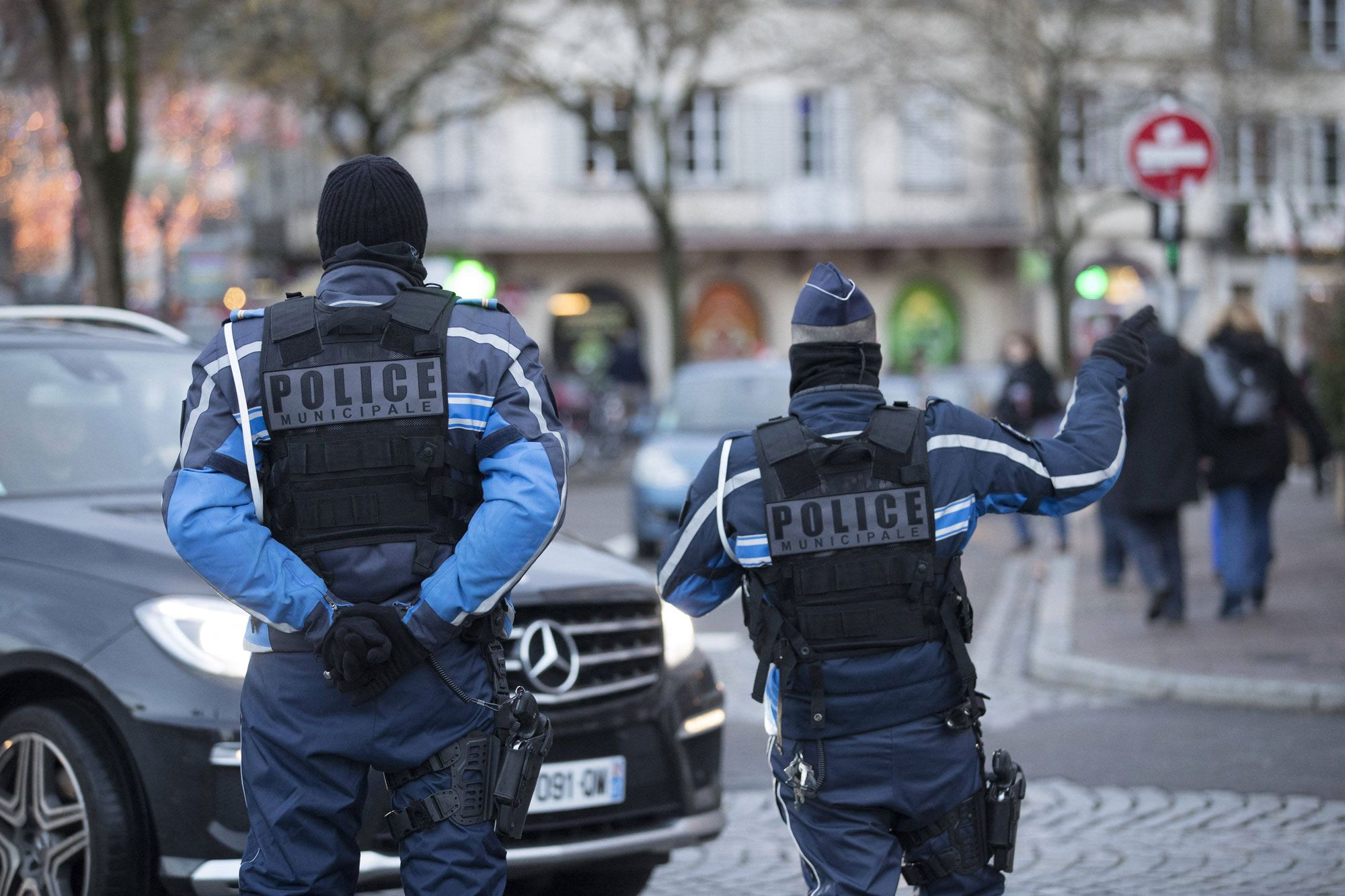 Deux policiers légèrement blessés par un homme fiché pour ...