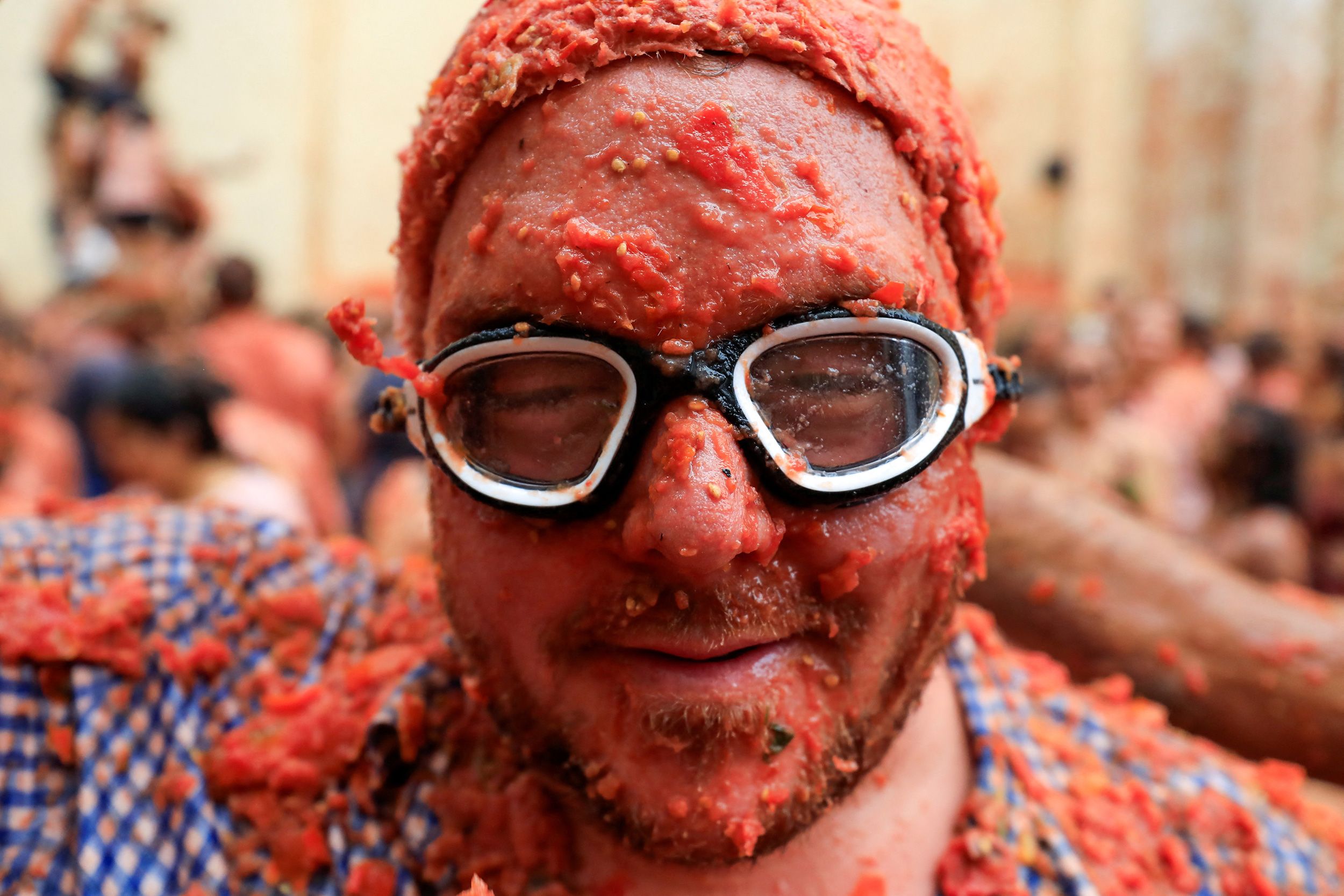 En images : quand la ville de Buñol se couvre de rouge à l'occasion du ...
