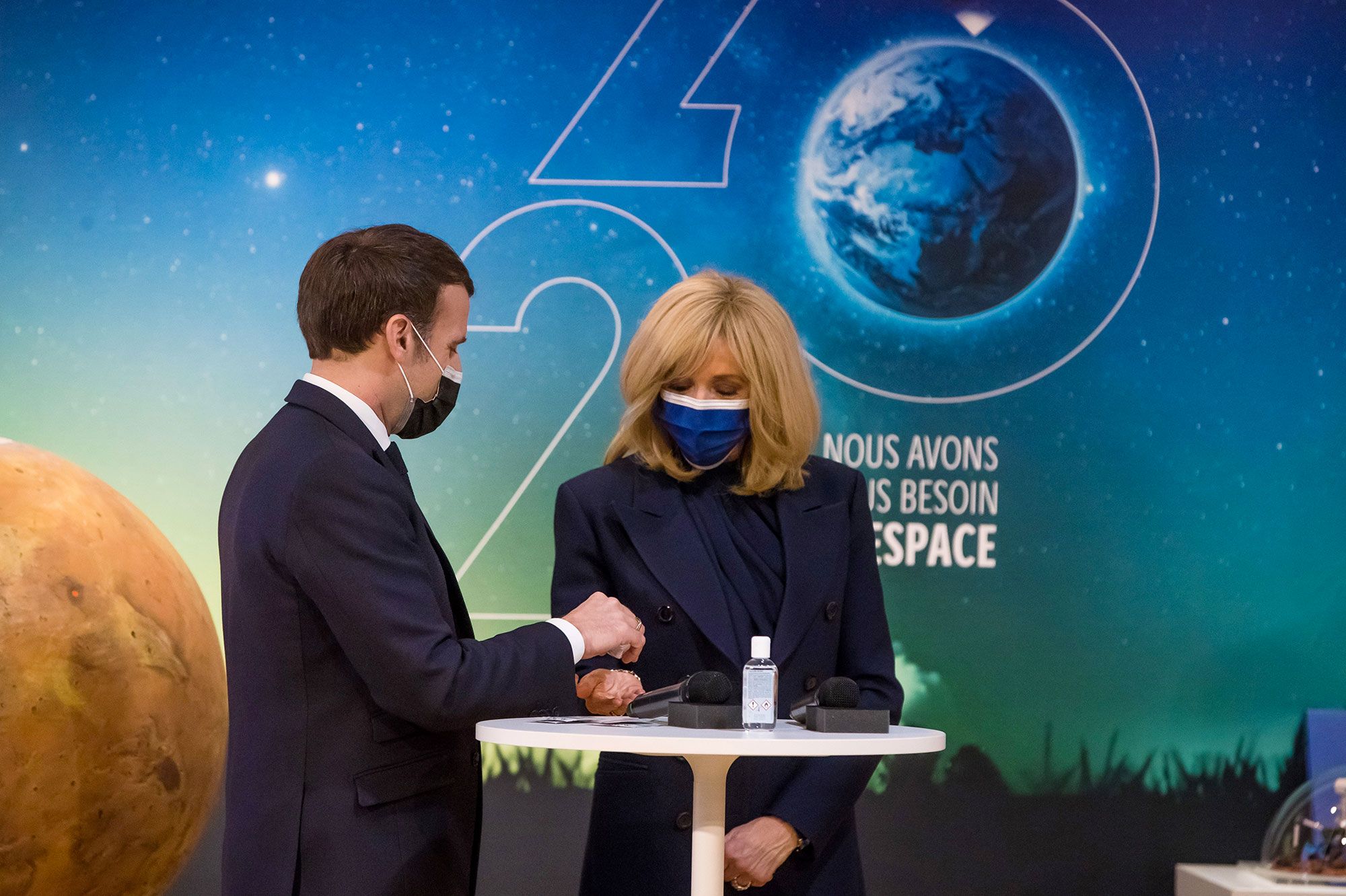 Emmanuel et Brigitte Macron saluent l'exploit de 