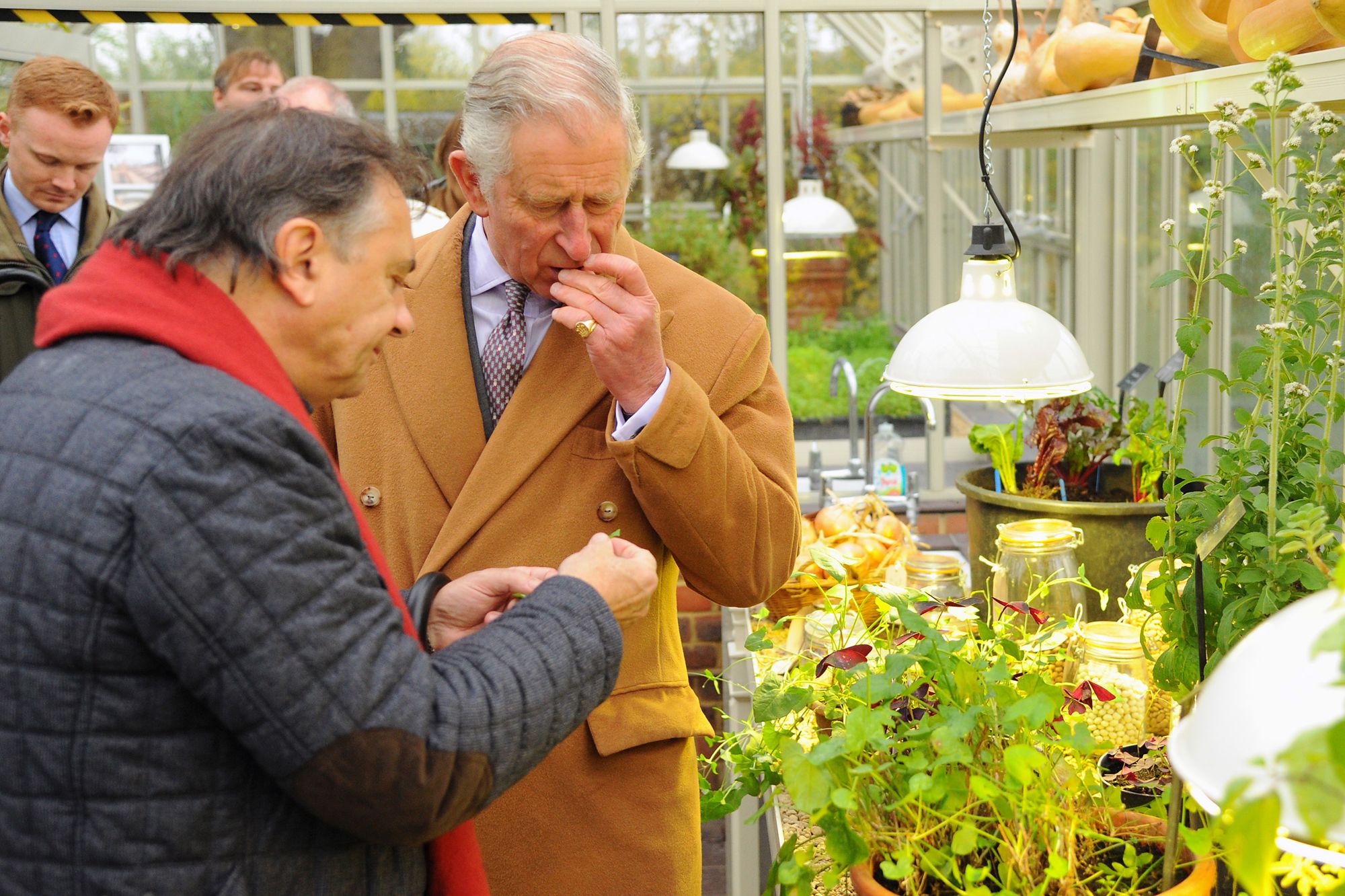 Photos – prince de Galles - Charles croque la pomme avec Raymond Blanc