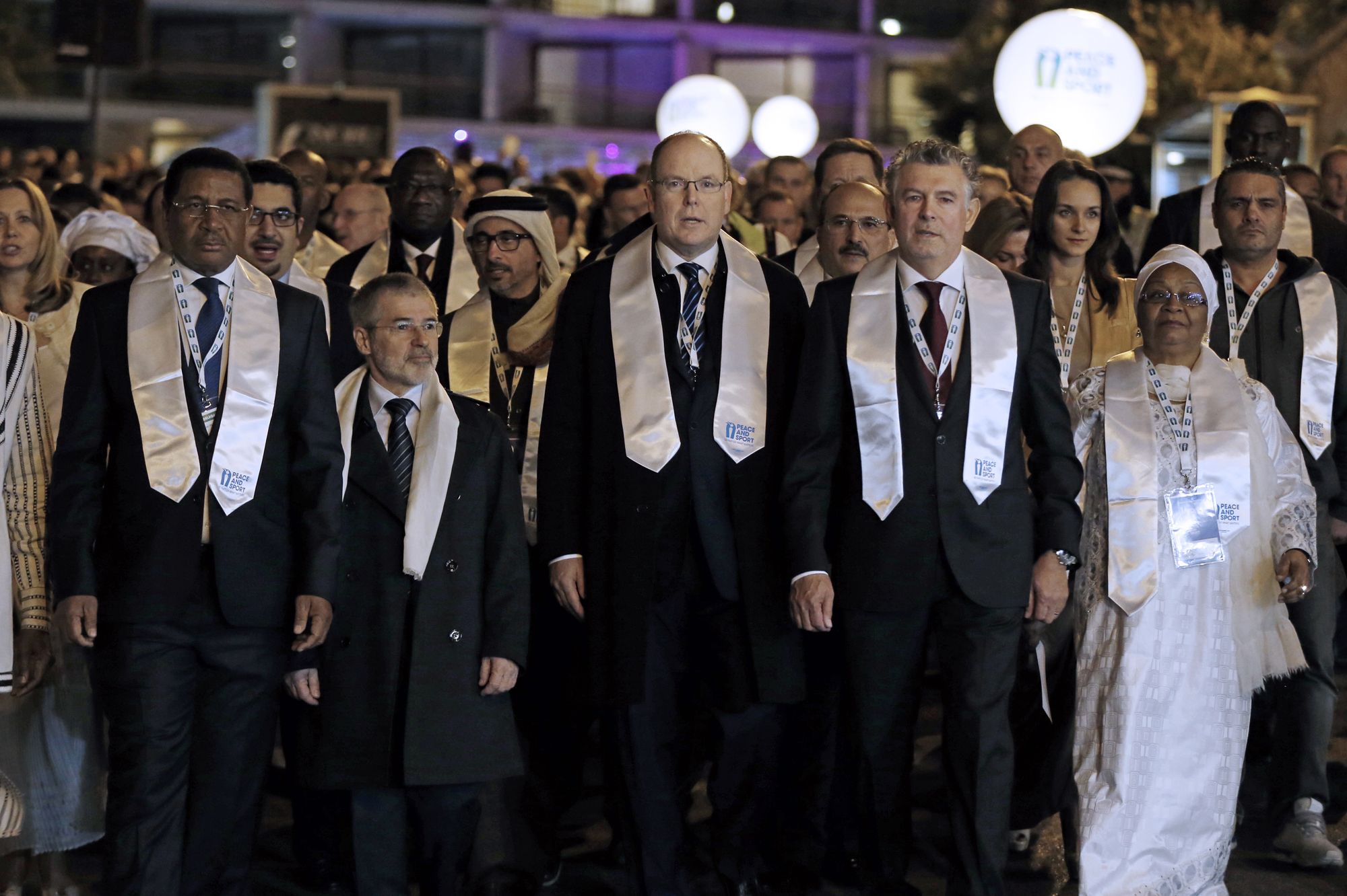 Albert II de Monaco en photo - Le prince marche pour la paix