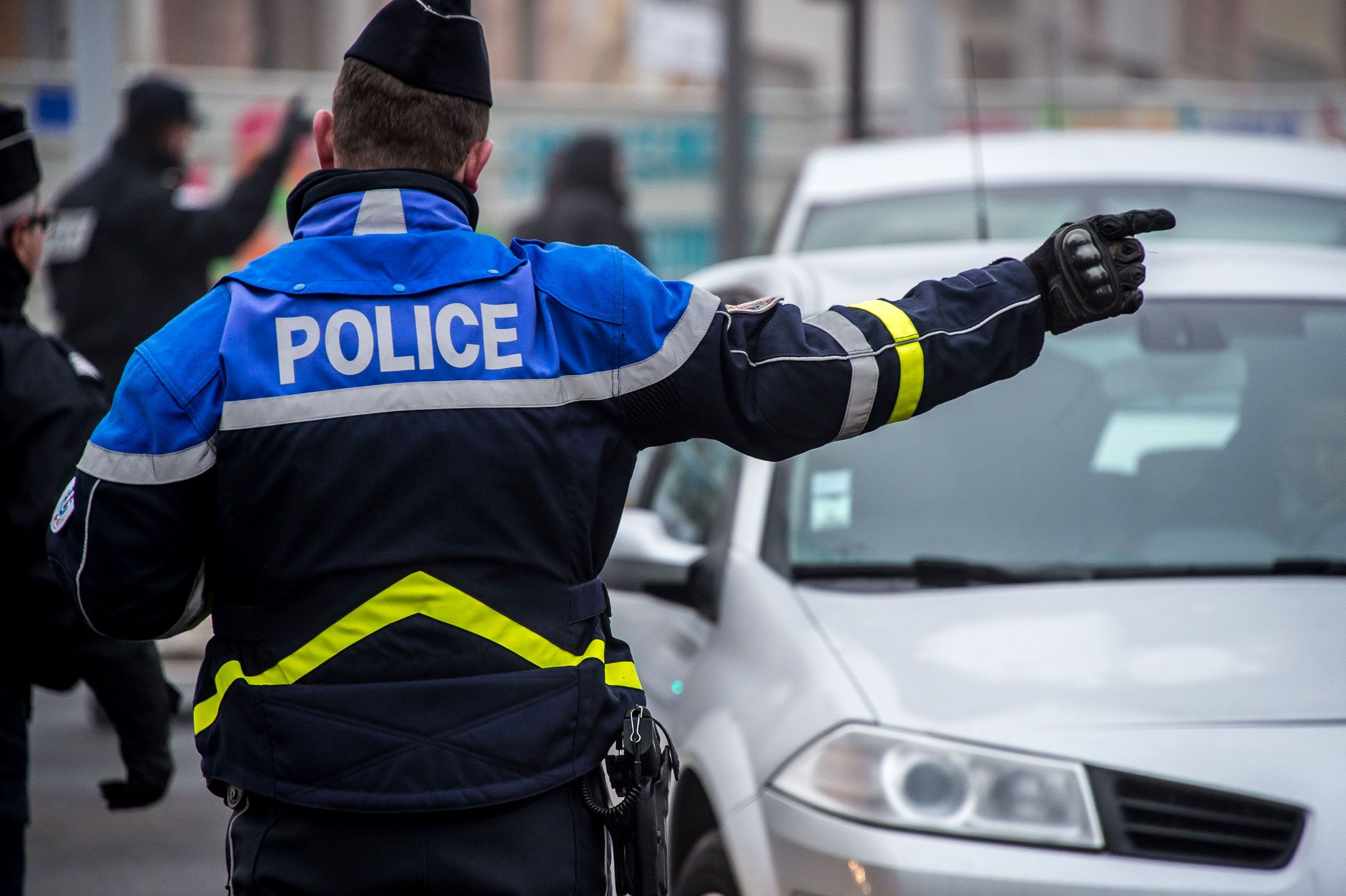 Il s'accroche sur plus de 5 km au toit de la voiture qu'on tentait de ...