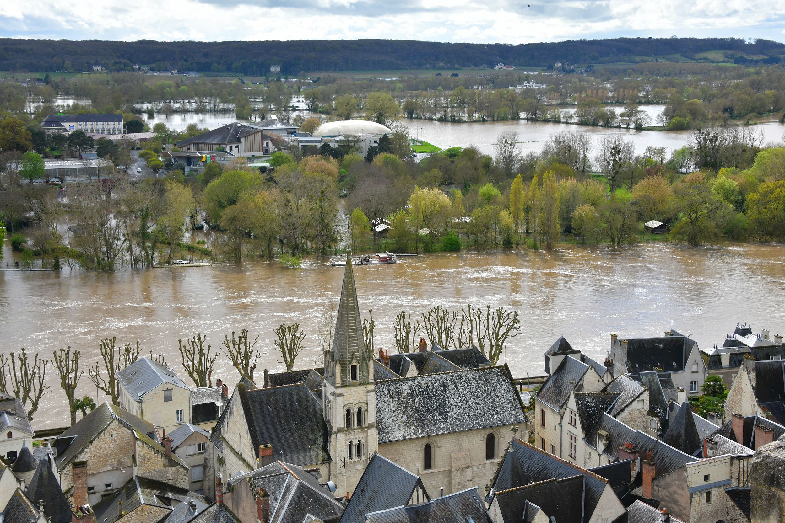 Face à la montée des eaux, la ville de Chinon partiellement évacuée