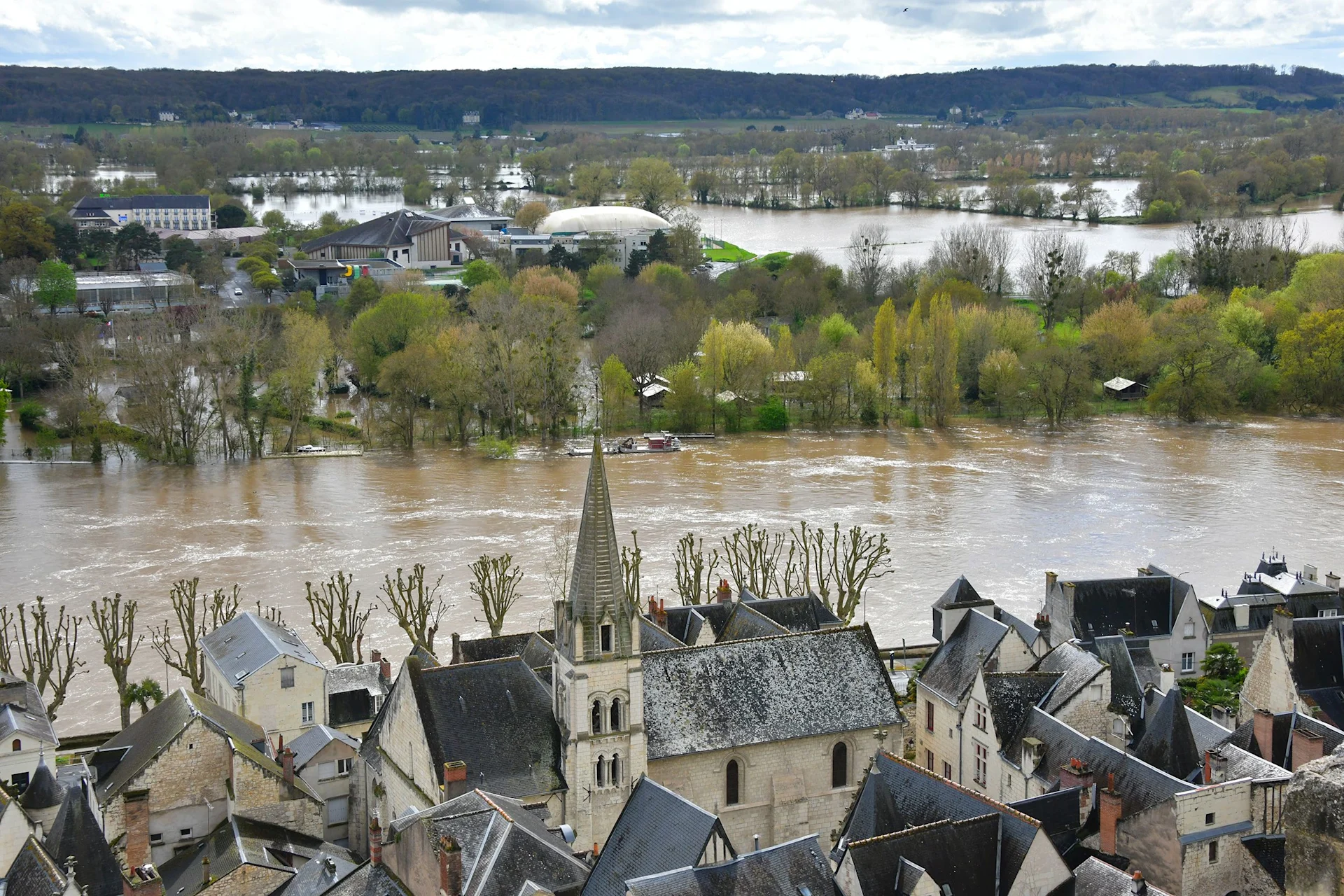 Chi Non Face à la montée des eaux, la ville de Chinon partiellement évacuée