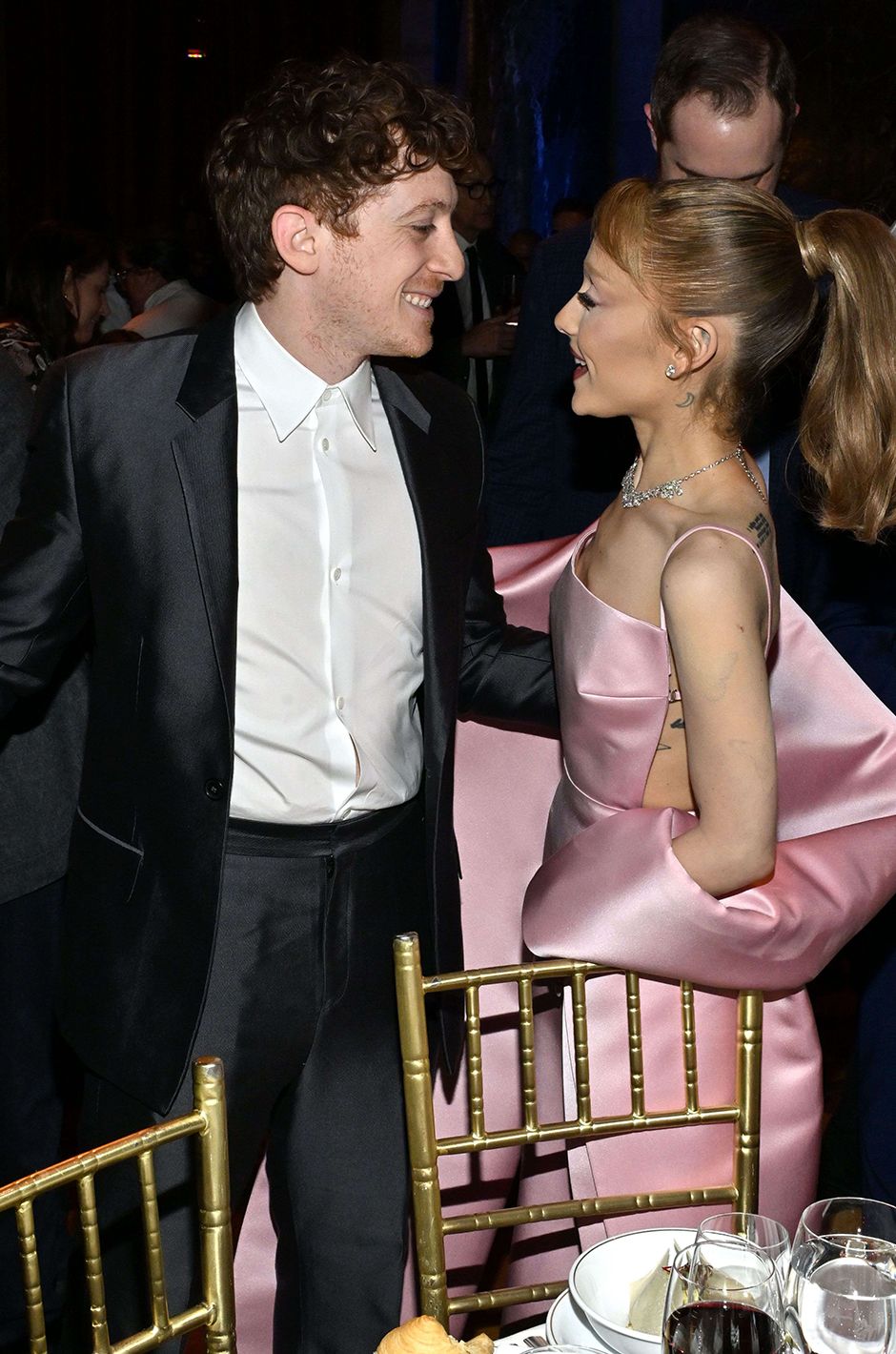 Rarissime apparition d’Ariana Grande et son amoureux Ethan Slater lors ...
