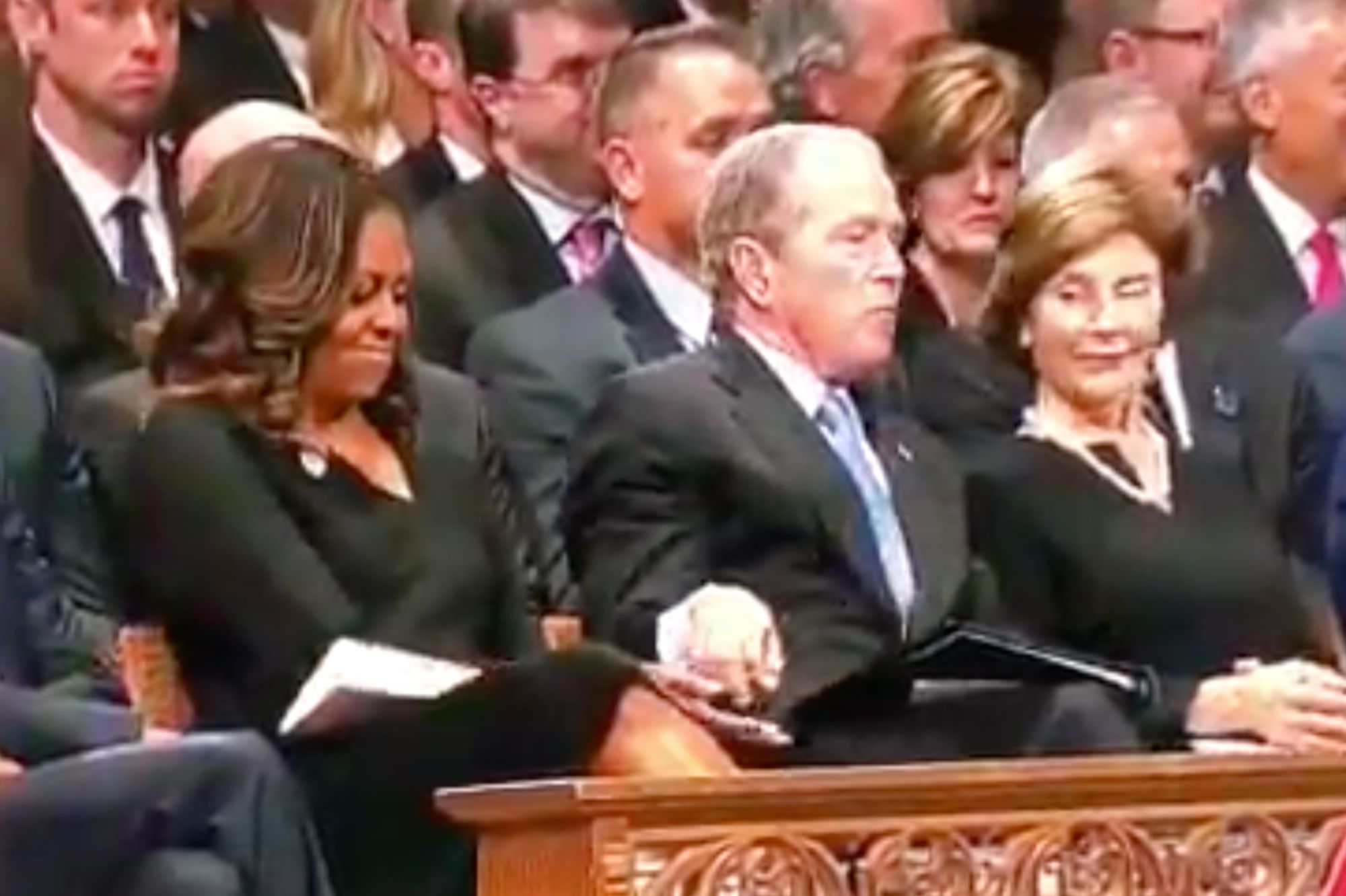 Quand George W. Bush offre un bonbon à Michelle Obama pour la réconforter