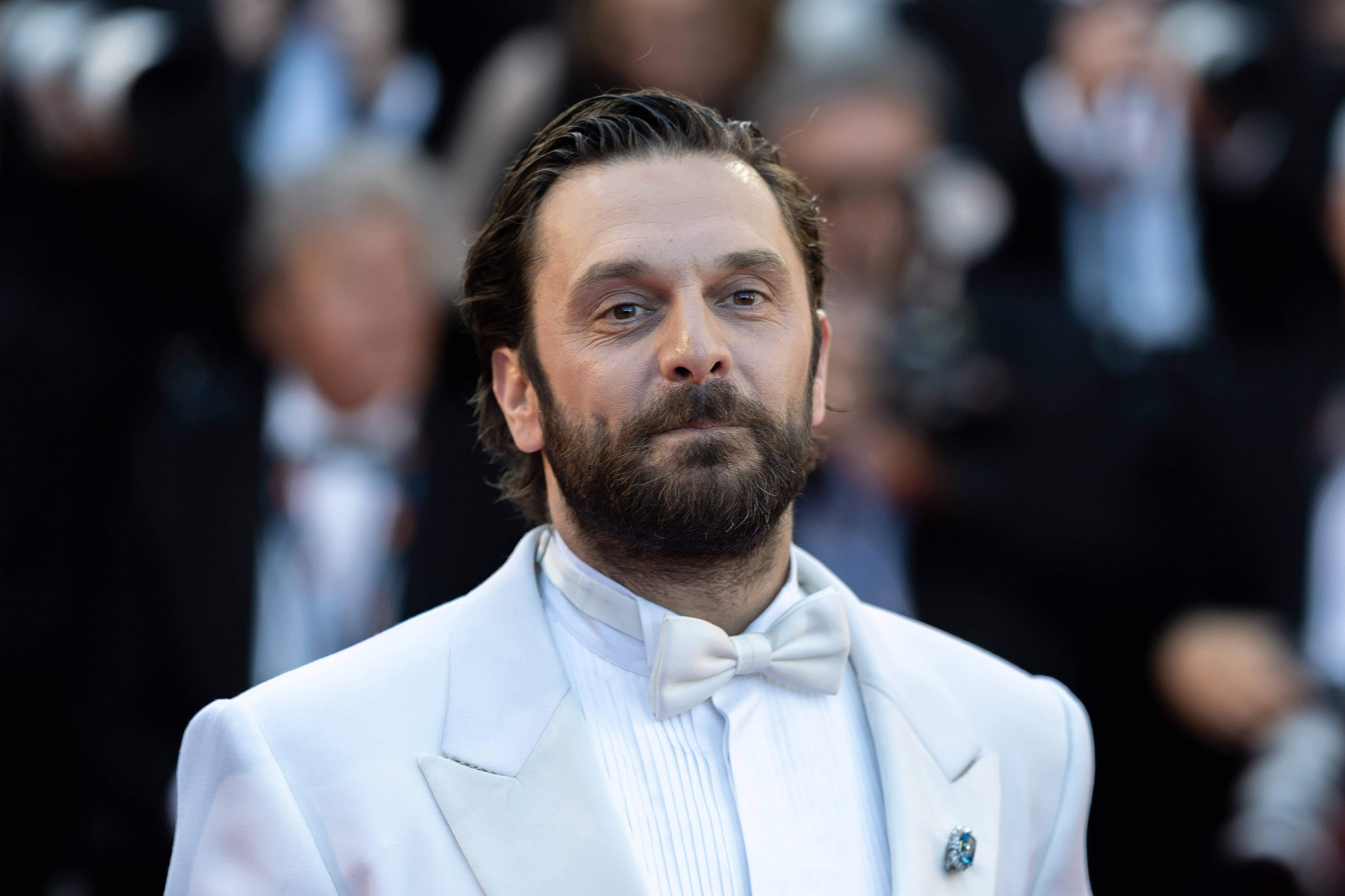 De Pio Marmaï à Charles Leclerc : à Cannes le costume fait peau neuve