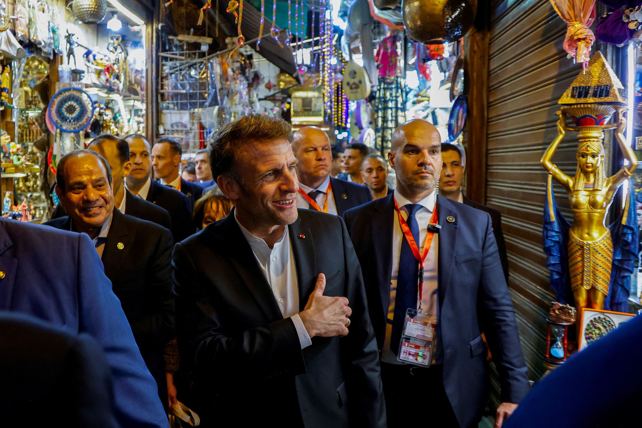 Emmanuel Macron au souk en Egypte : un bain de foule au milieu des ...