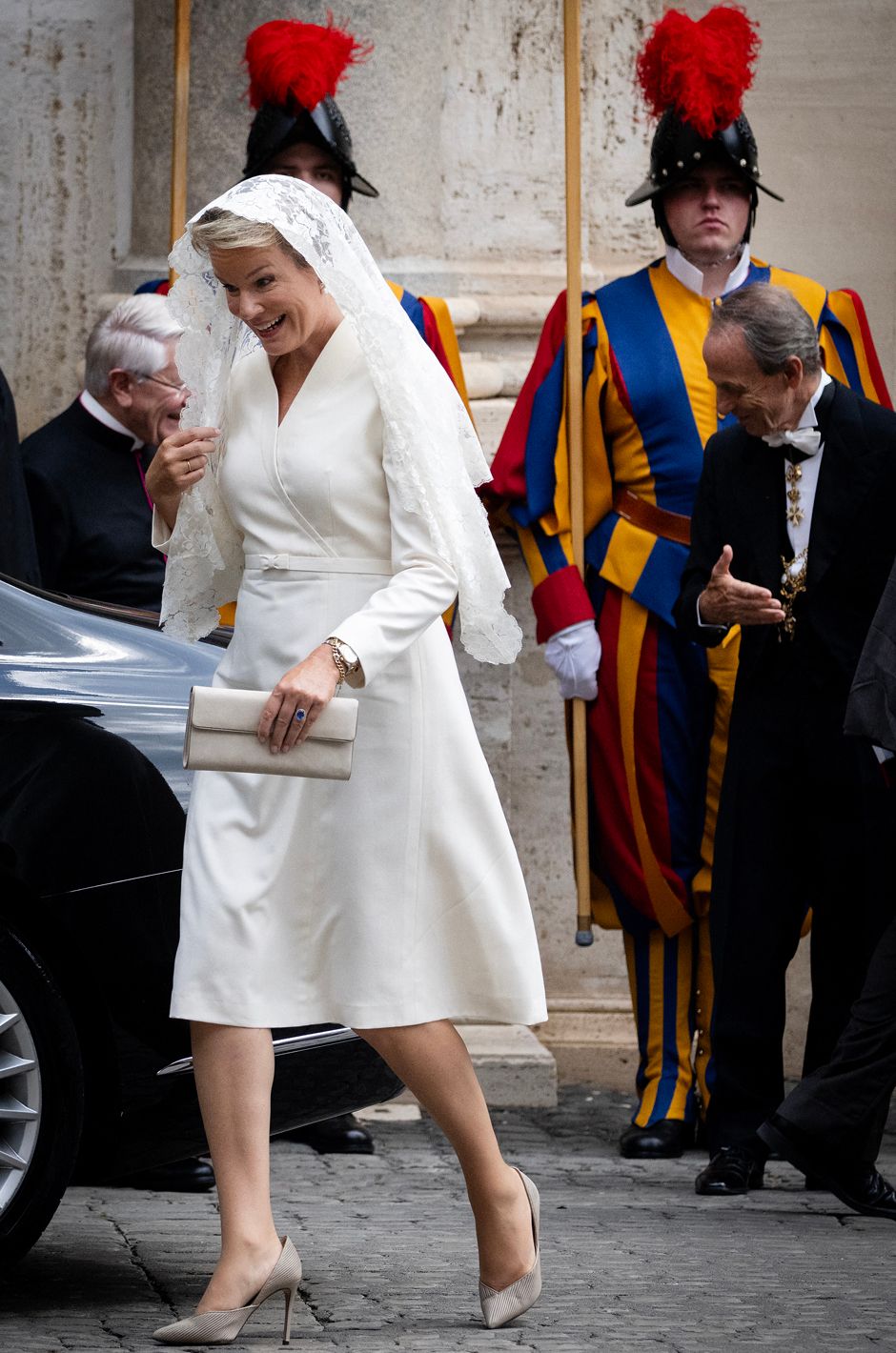 La reine des Belges Mathilde immaculée face au pape François