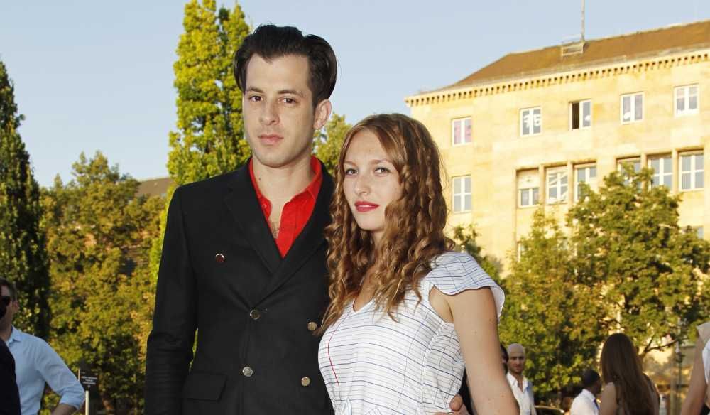Mark Ronson et Josephine De La Baume fiancés