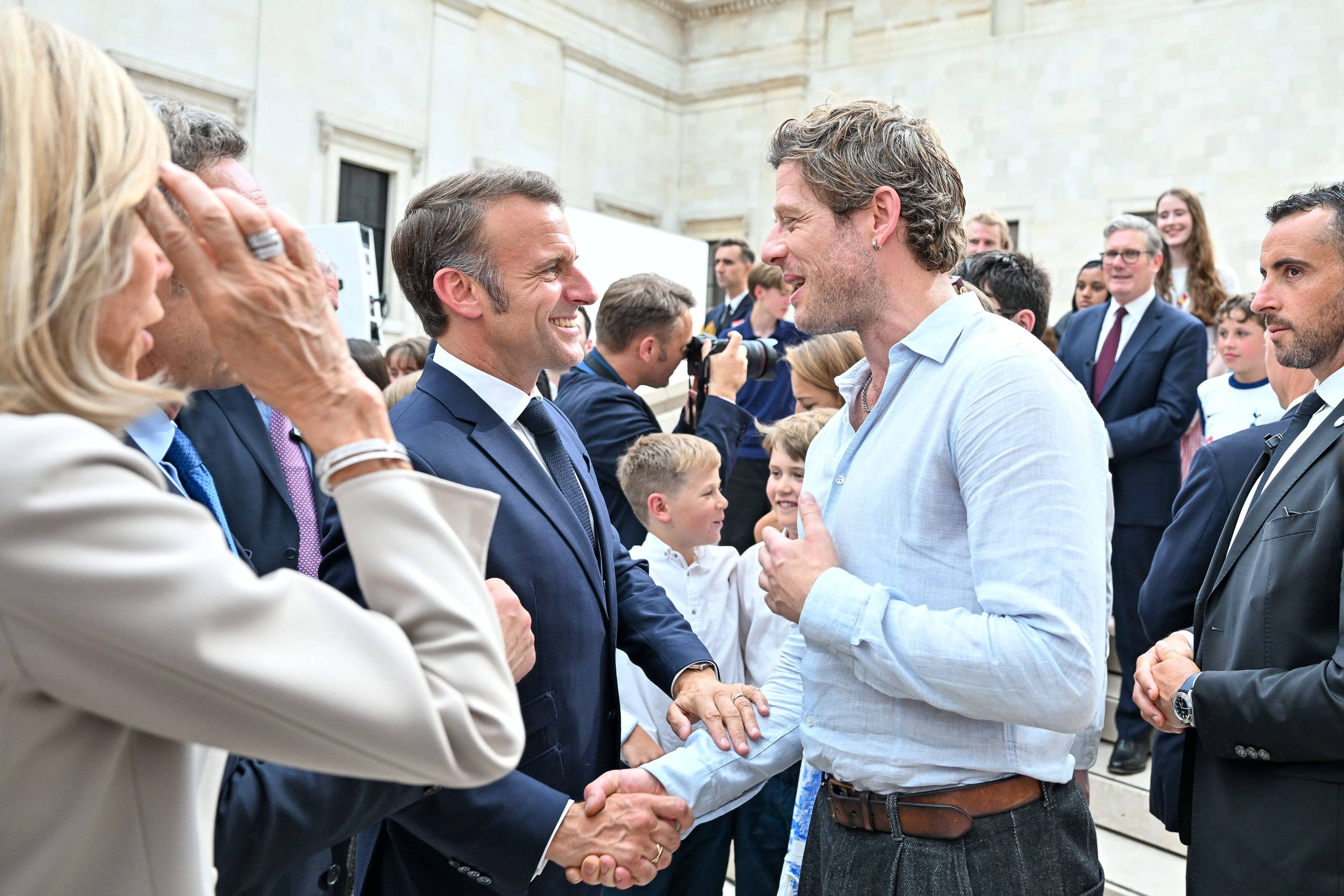 La drôle de promesse d’un acteur anglais à Emmanuel Macron