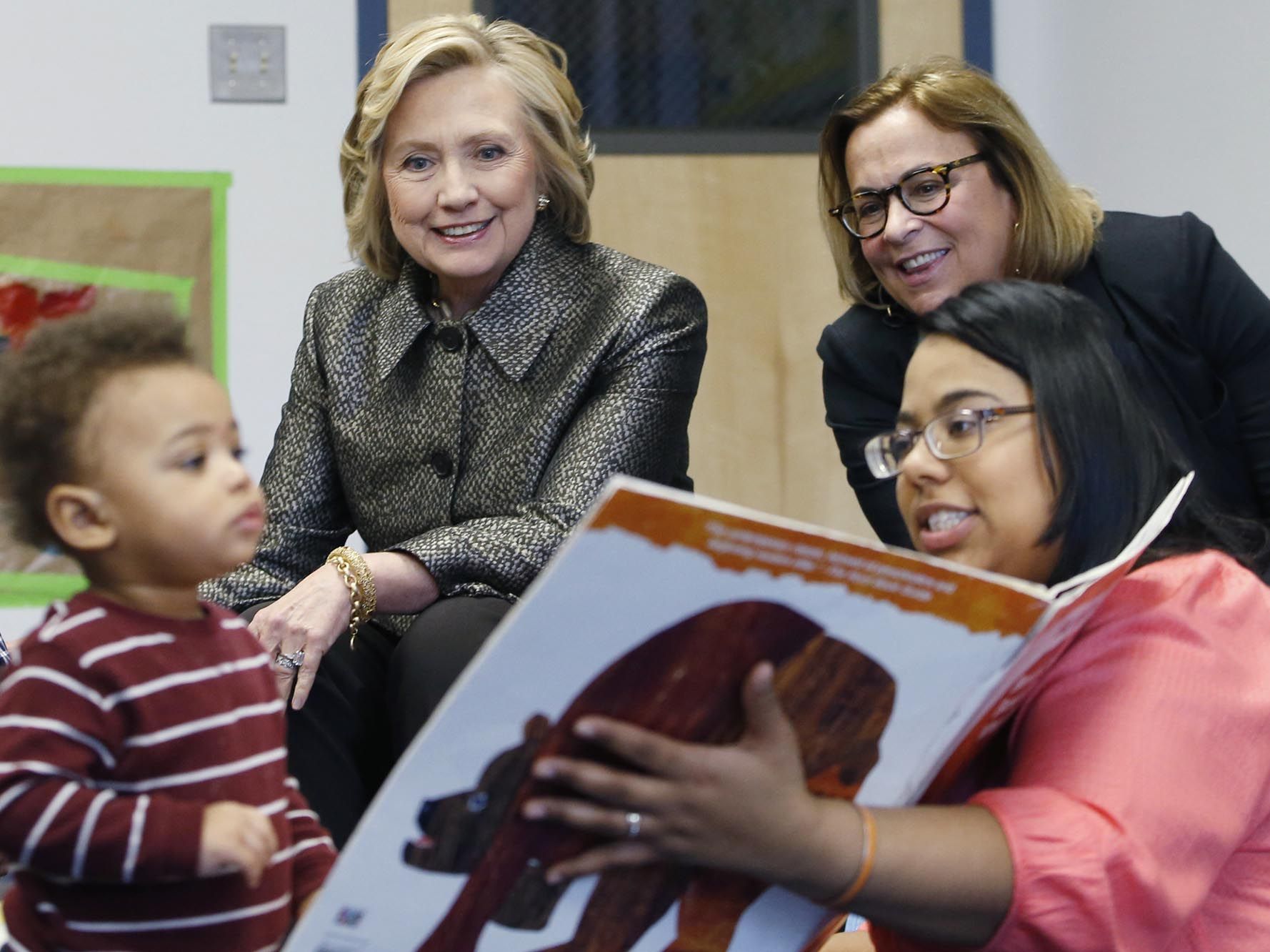 Hillary Clinton prend soin des petits Américains