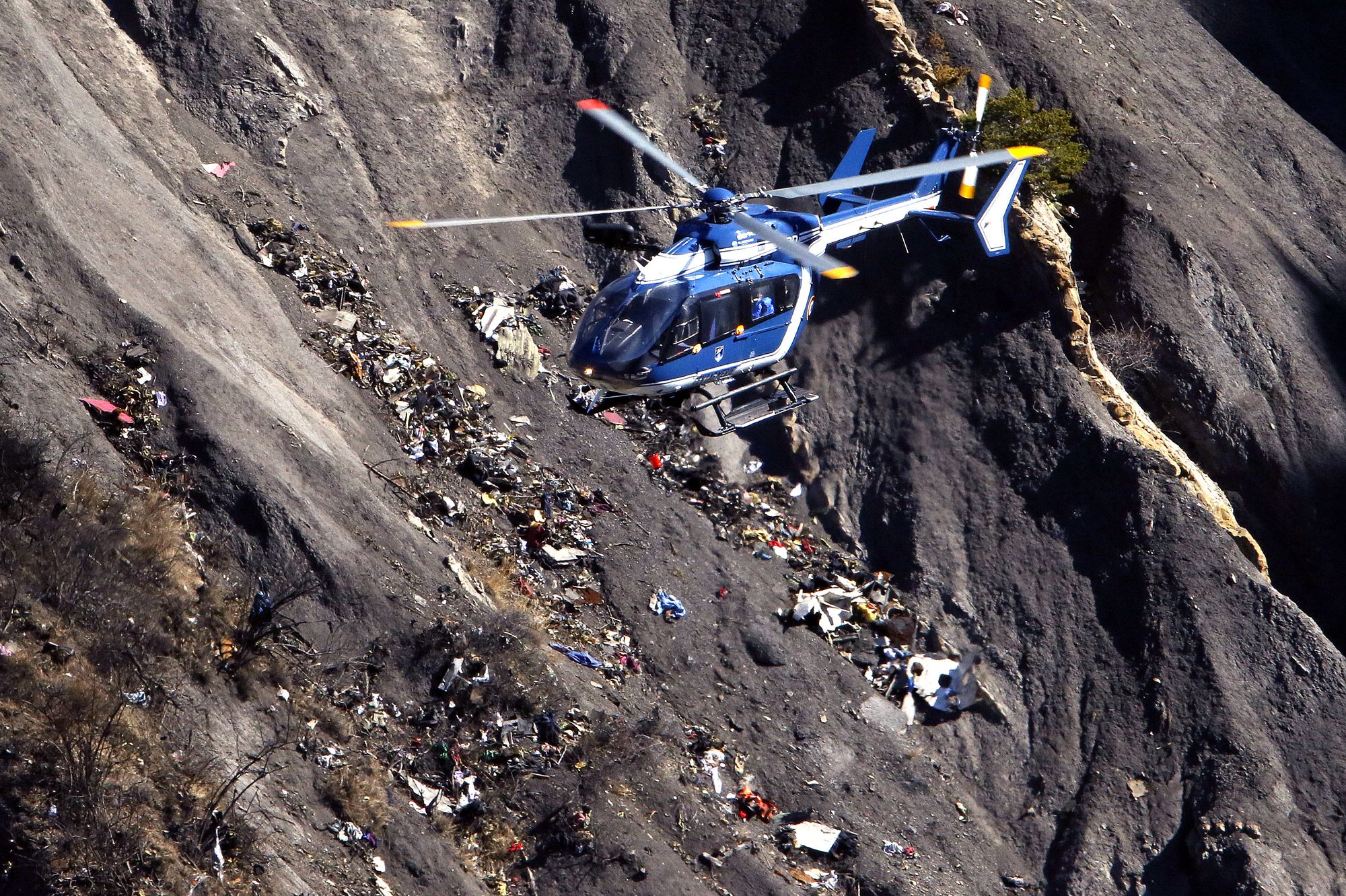 42 téléphones trouvés, 150 ADN isolés - Crash A320 Germanwings