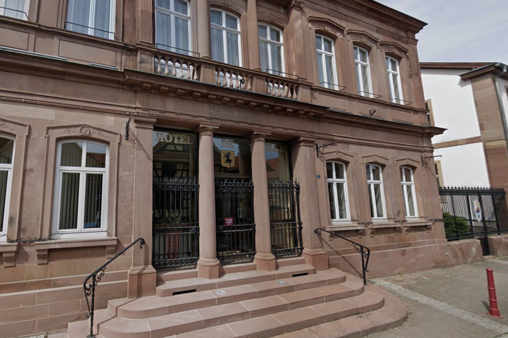 Inscriptions antimigrants et antisémites au domicile d'un maire en Alsace