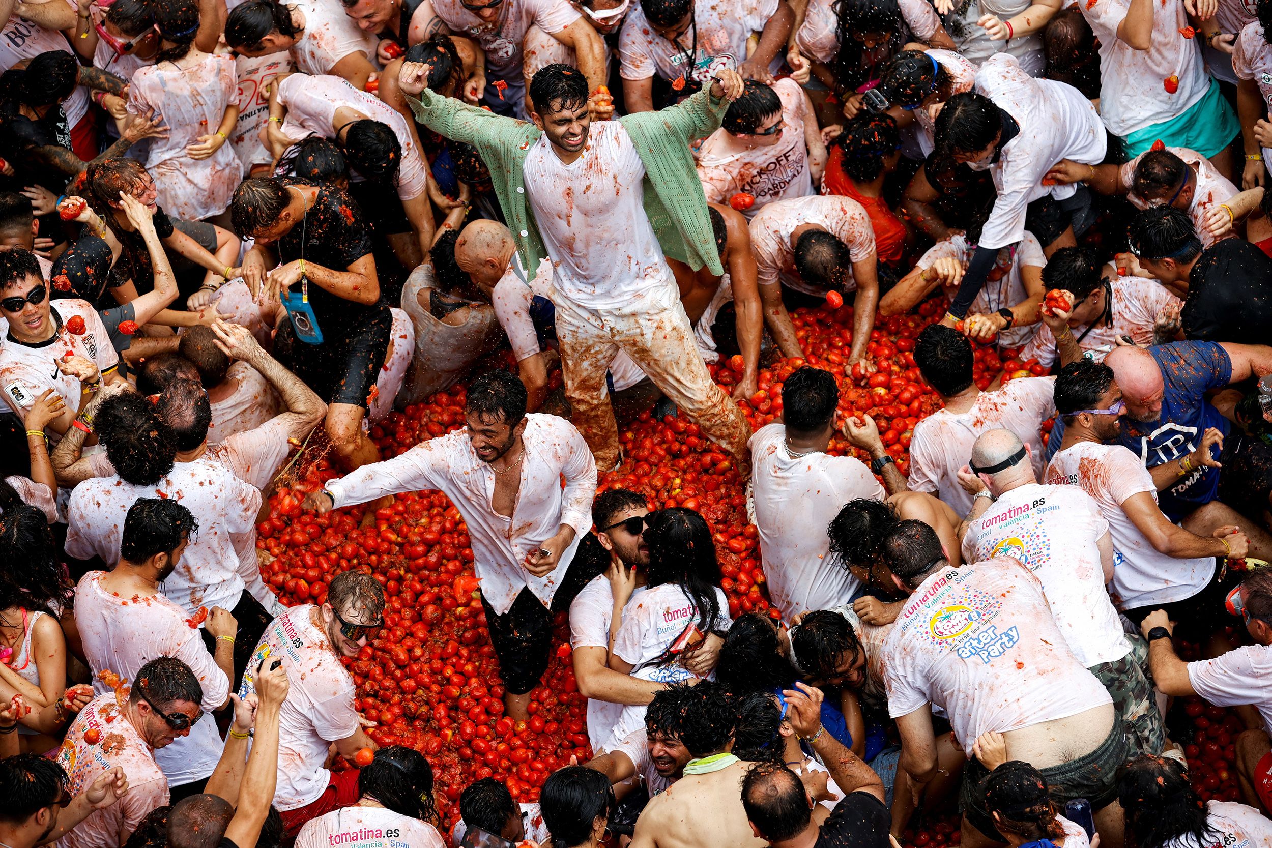 En images : quand la ville de Buñol se couvre de rouge à l'occasion du ...