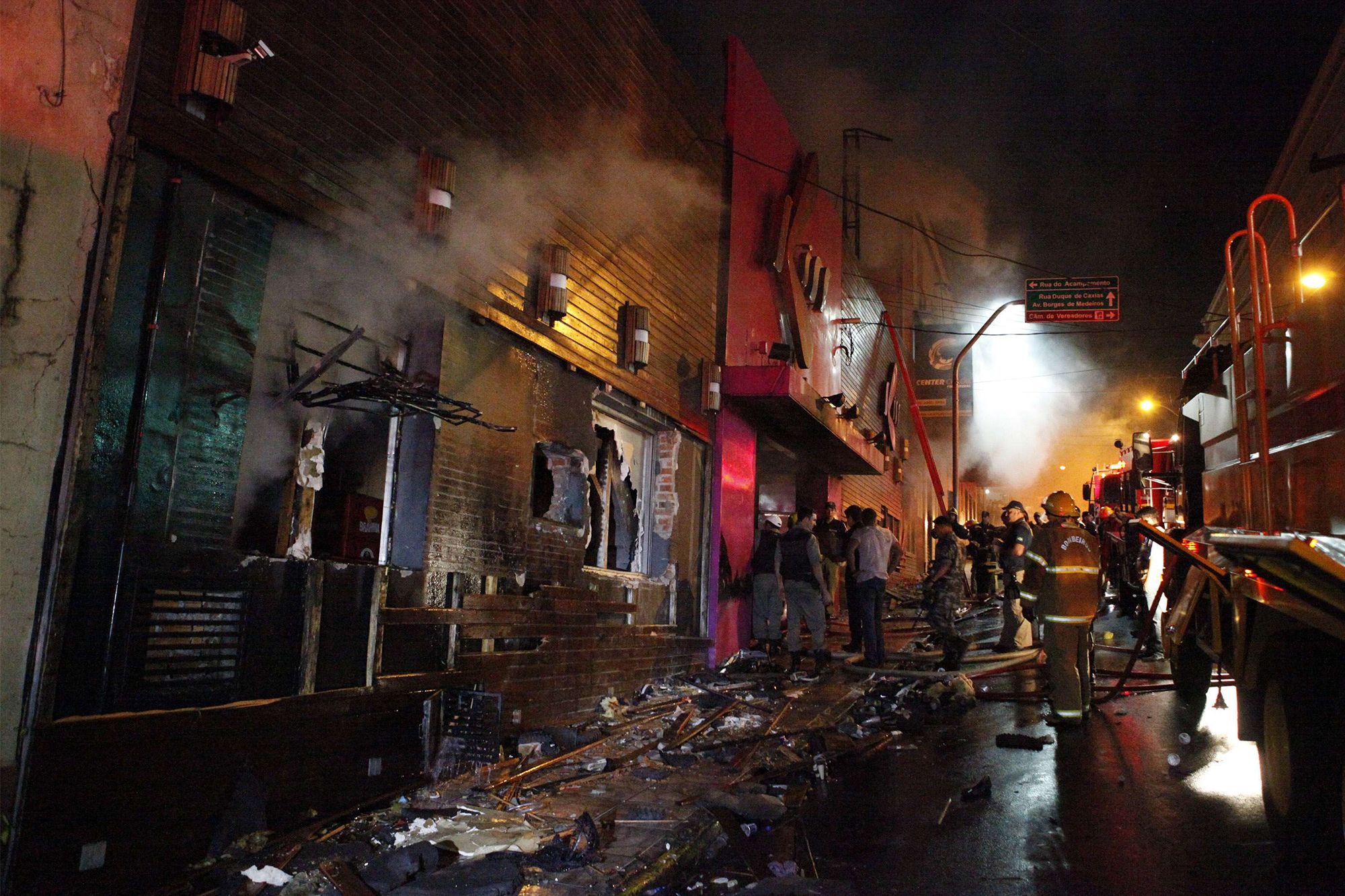 Brésil : début du procès sur l'incendie d'une discothèque qui avait ...