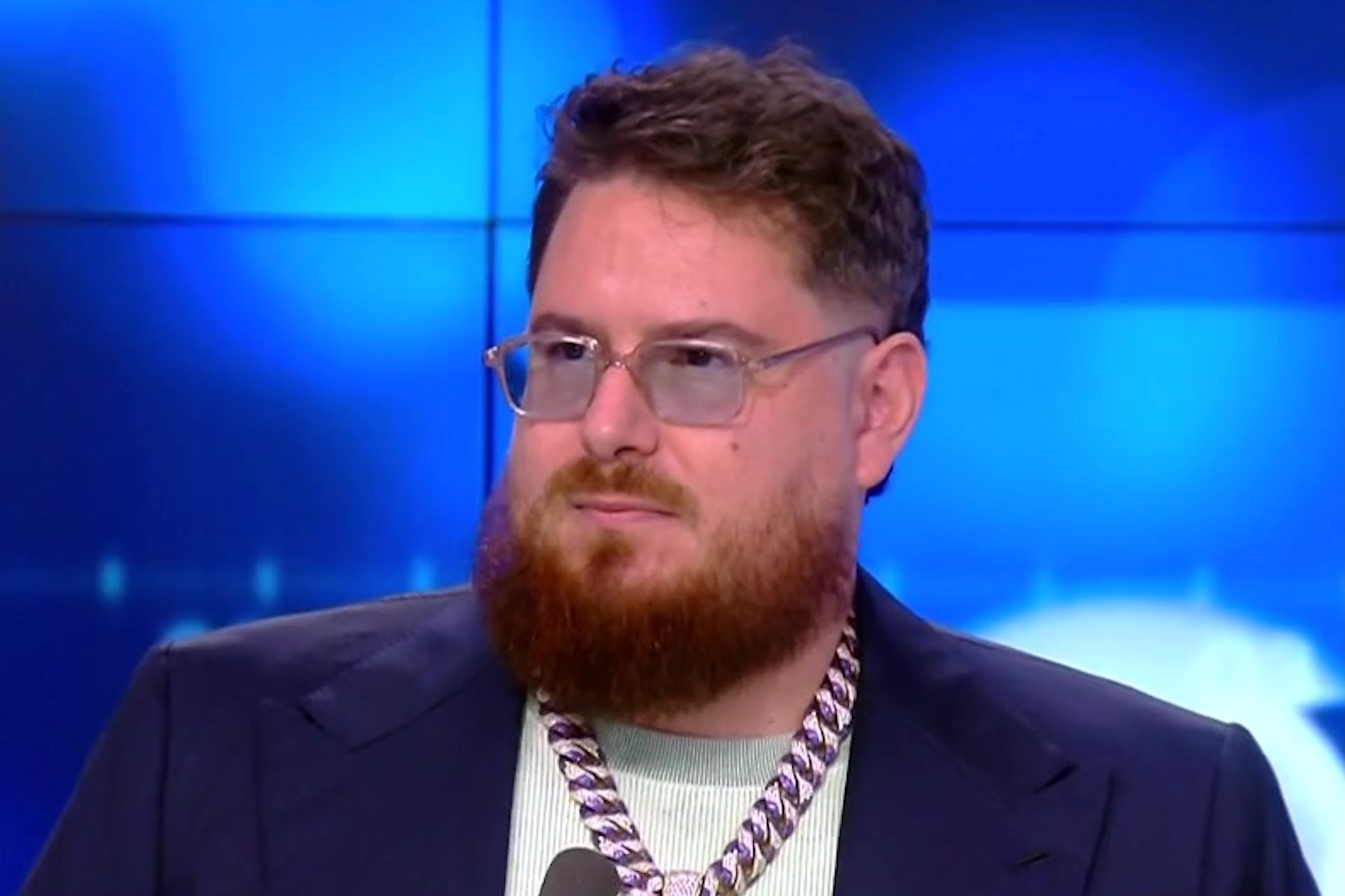 Hanouna, LCI, BFMTV, CNews : qui est MC Pao, ce milliardaire qui ...