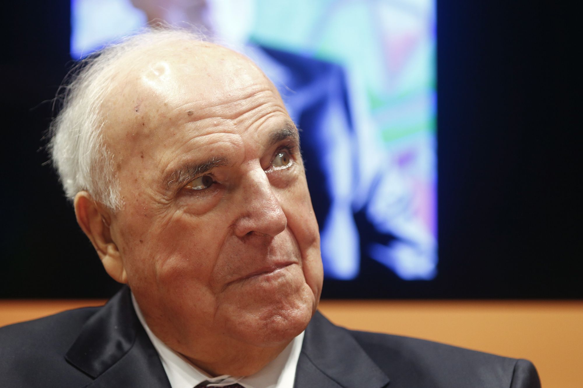 Helmut Kohl réclame 5 millions d'euros - Biographie non autorisée