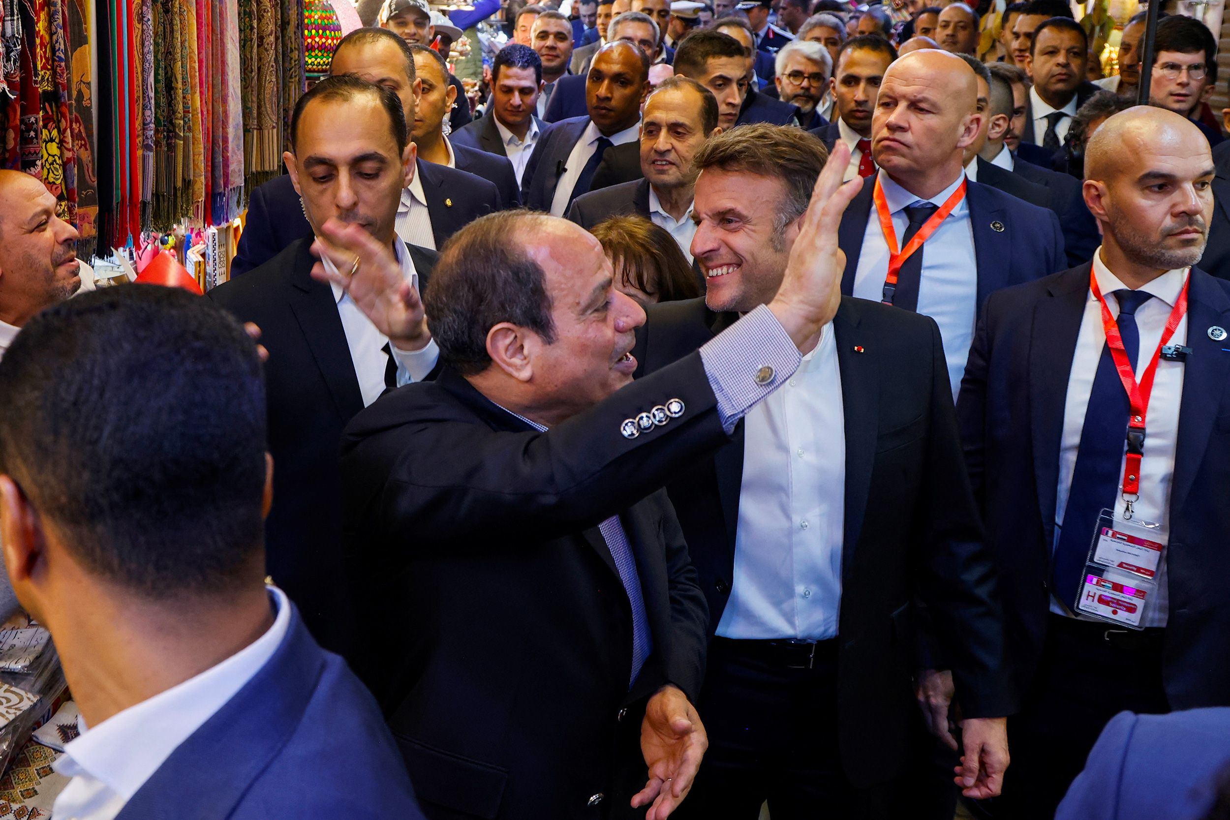 Emmanuel Macron au souk en Egypte : un bain de foule au milieu des ...