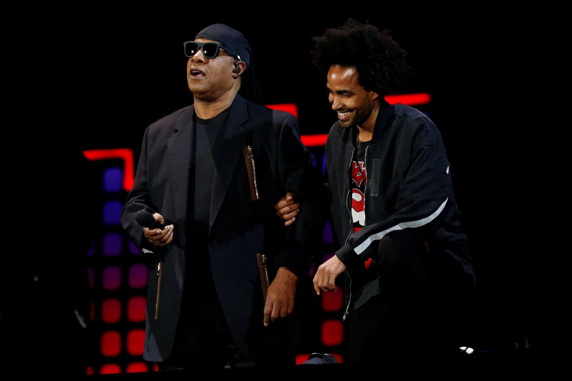 Stevie Wonder s'agenouille durant un concert contre la pauvreté