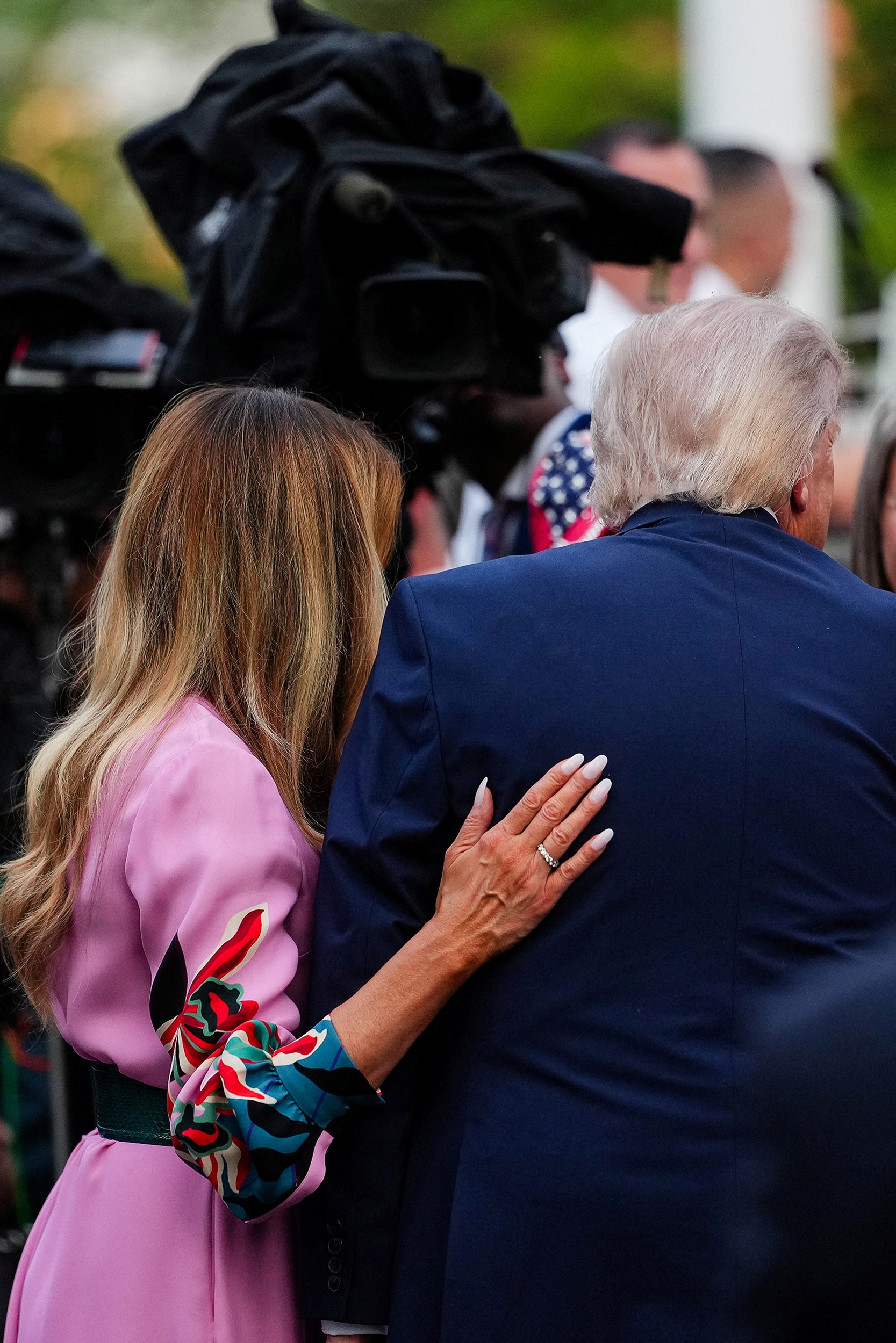 Tout en rose, Melania s’offre un rare moment de complicité avec Donald ...