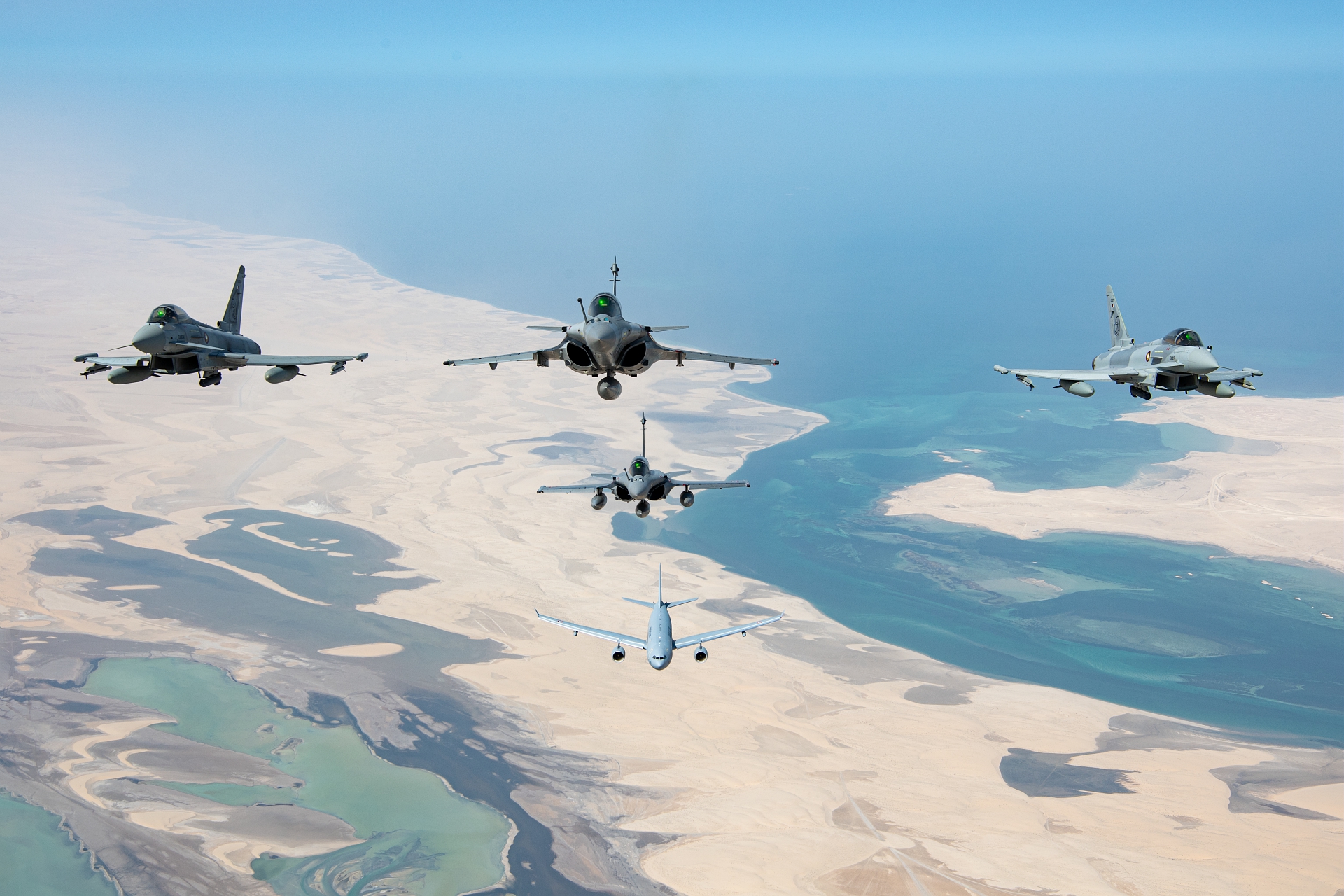 Quatre Rafale, neuf avions, trois cents militaires : l’opération hors ...