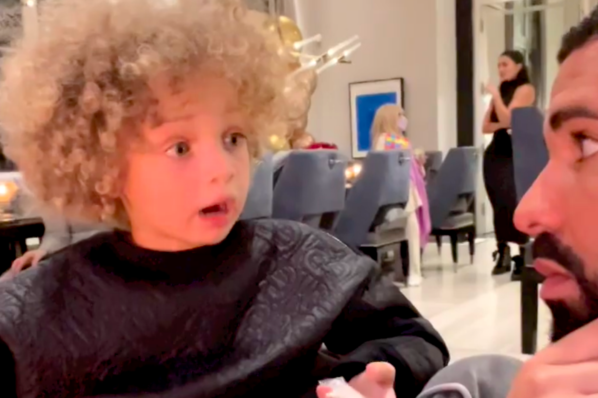 Le fils de Drake, Adonis, donne une leçon de français à son père