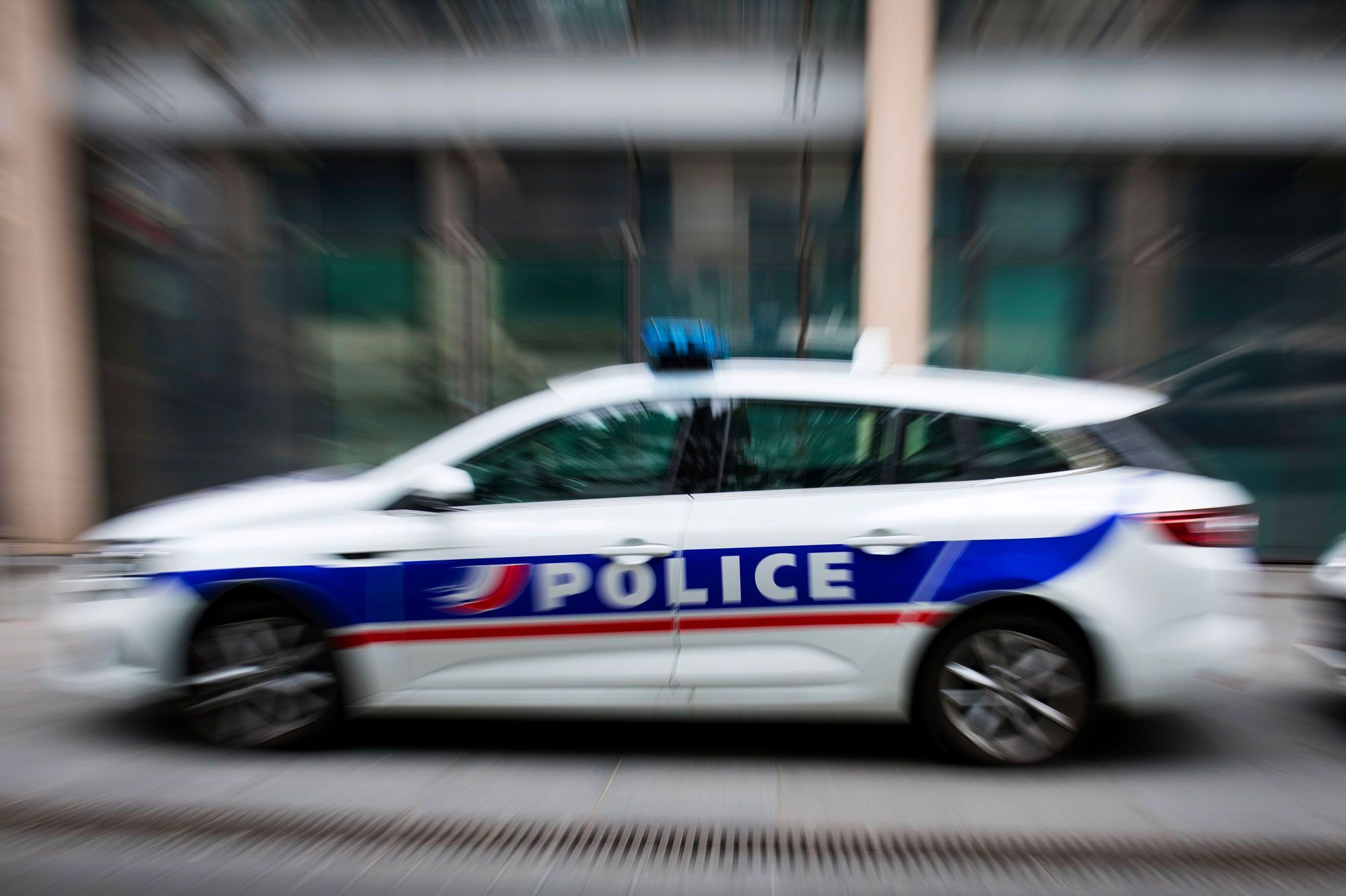 Rodéos urbains : deux policiers blessés lors d'une interpellation en ...