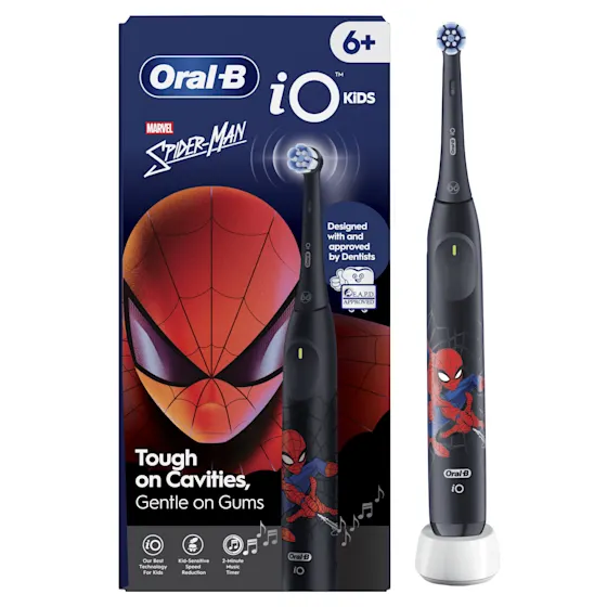 Oral-B iO Kids elektrische tandenborstel, met Spiderman-ontwerp, voor kinderen van 6 jaar en ouder, getoond bij de verpakking.