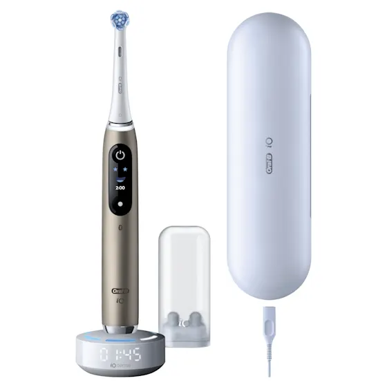 Oral-B iO 10 Ultimate Eclipse Gold tandenborstel, inclusief oplaadstation, reisetui en opzetborstelbeschermer.