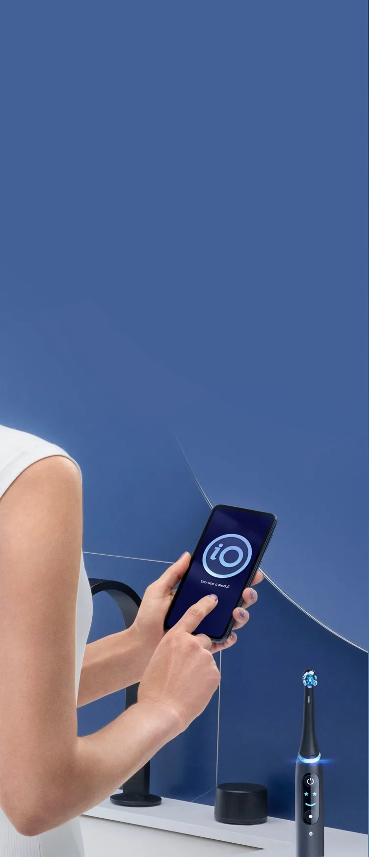 Vrouw die de Oral-B-app gebruikt met iO elektrische tandenborstel product