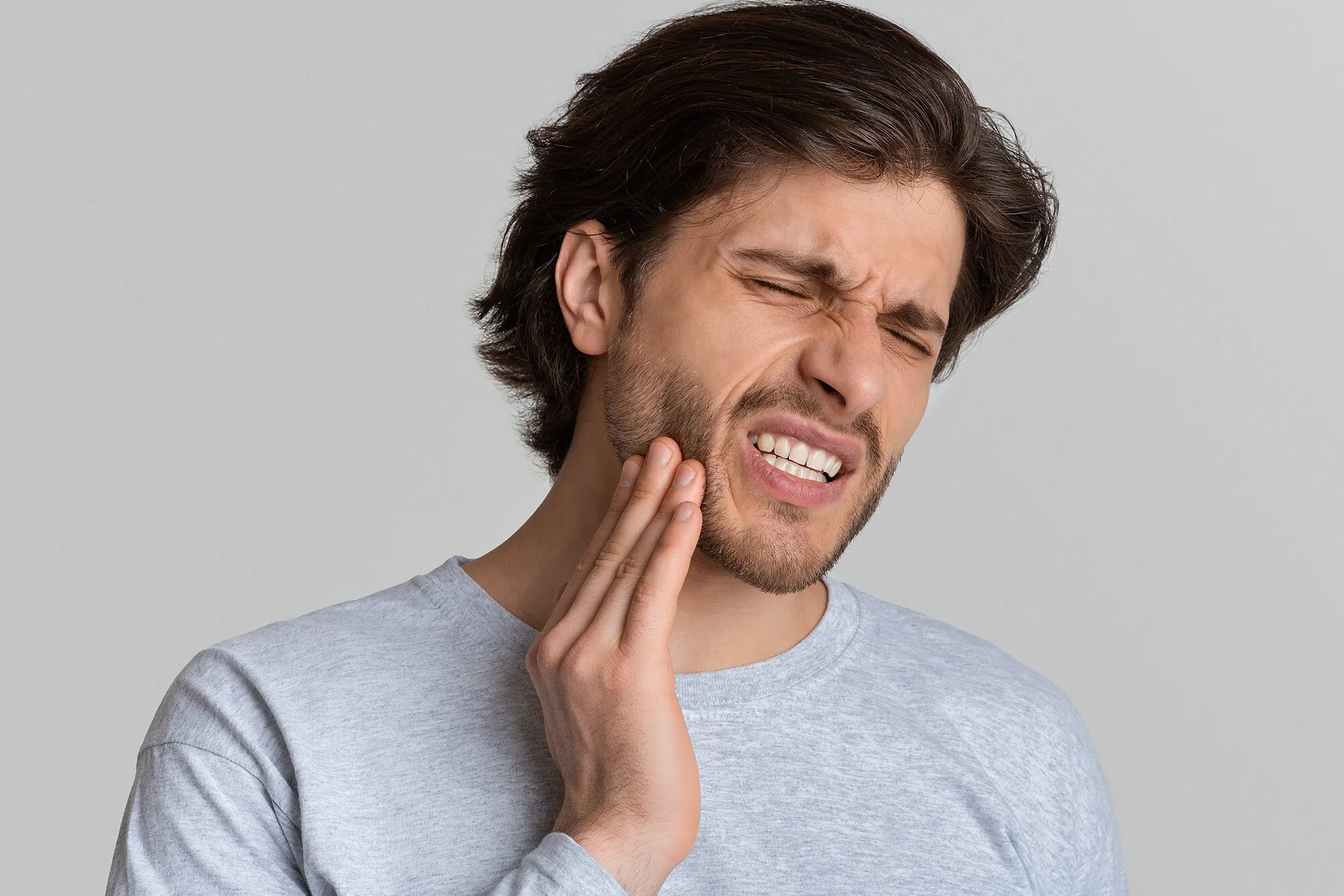 Image - Article - Wat zijn de oorzaken van keelpijn en een pijnlijke tong? Symptomen, behandeling en preventie - Hero