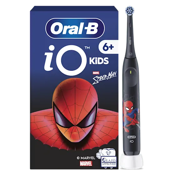 Oral-B iO Kids elektrische tandenborstel, met Spiderman-ontwerp, voor kinderen van 6 jaar en ouder, getoond bij de verpakking.
