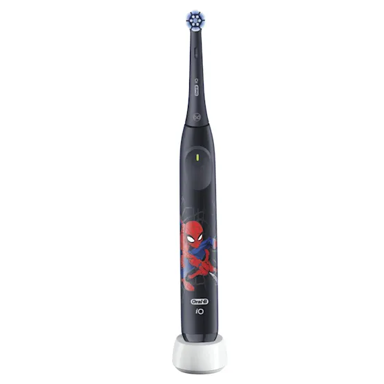 Oral-B iO Kids elektrische tandenborstel, met Spiderman-ontwerp, voor kinderen van 6 jaar en ouder, getoond bij de verpakking.