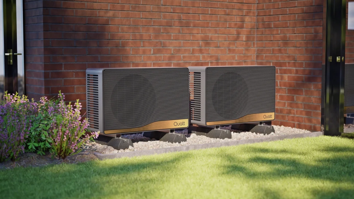 Quatt 14kw monoblock buitenunits in de tuin naast gevel geplaatst