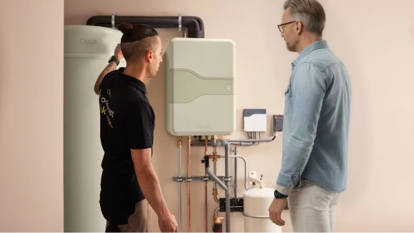 Quatt 14kw all electric warmtepomp installateur en eigenaar staan bij het boilervat binnen