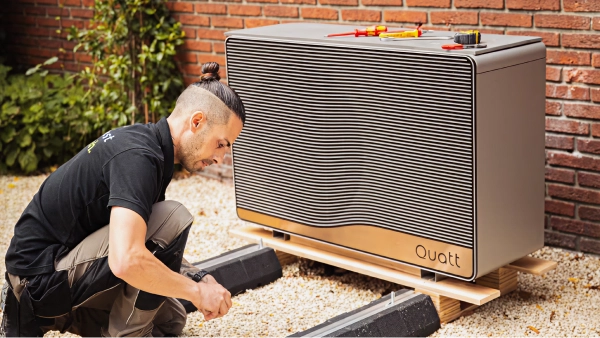 Quatt 7kw monoblock wordt op de grond aan de buitengevel bevestigd door de installateur