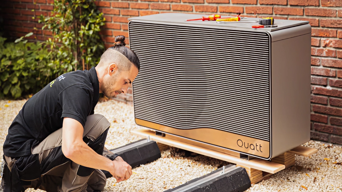 Quatt 7kw monoblock wordt op de grond aan de buitengevel bevestigd door de installateur